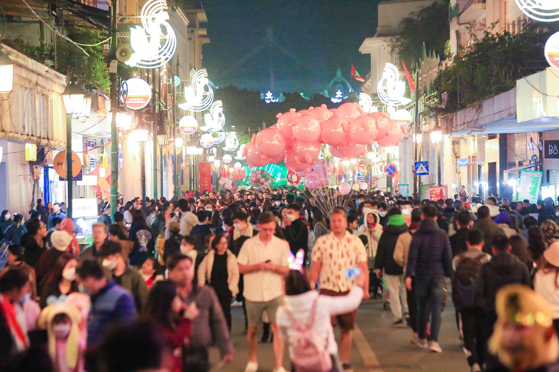 Biển người đổ về phố đi bộ chờ đ&oacute;n năm mới 2023 - Ảnh 2.