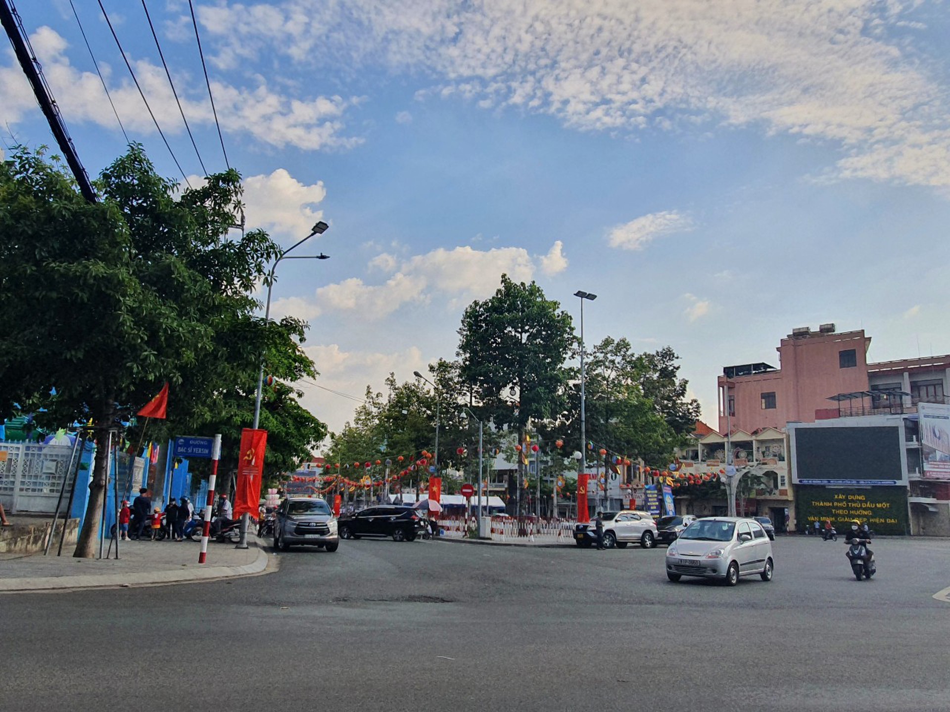 Nhiều người ngỡ ng&agrave;ng trước h&igrave;nh ảnh tại ch&ugrave;a B&agrave; B&igrave;nh Dương - Ảnh 2.