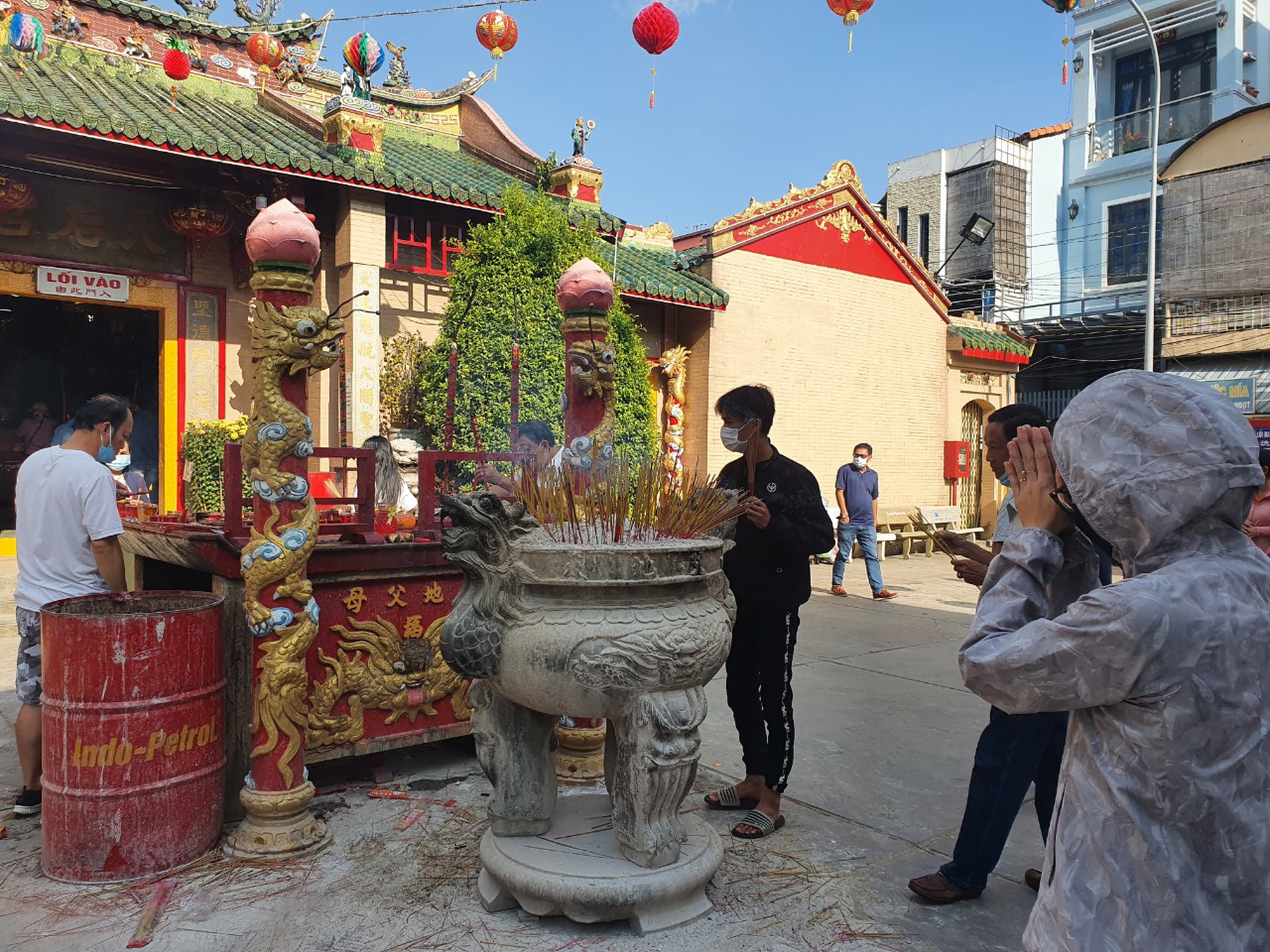 Nhiều người ngỡ ng&agrave;ng trước h&igrave;nh ảnh tại ch&ugrave;a B&agrave; B&igrave;nh Dương - Ảnh 1.