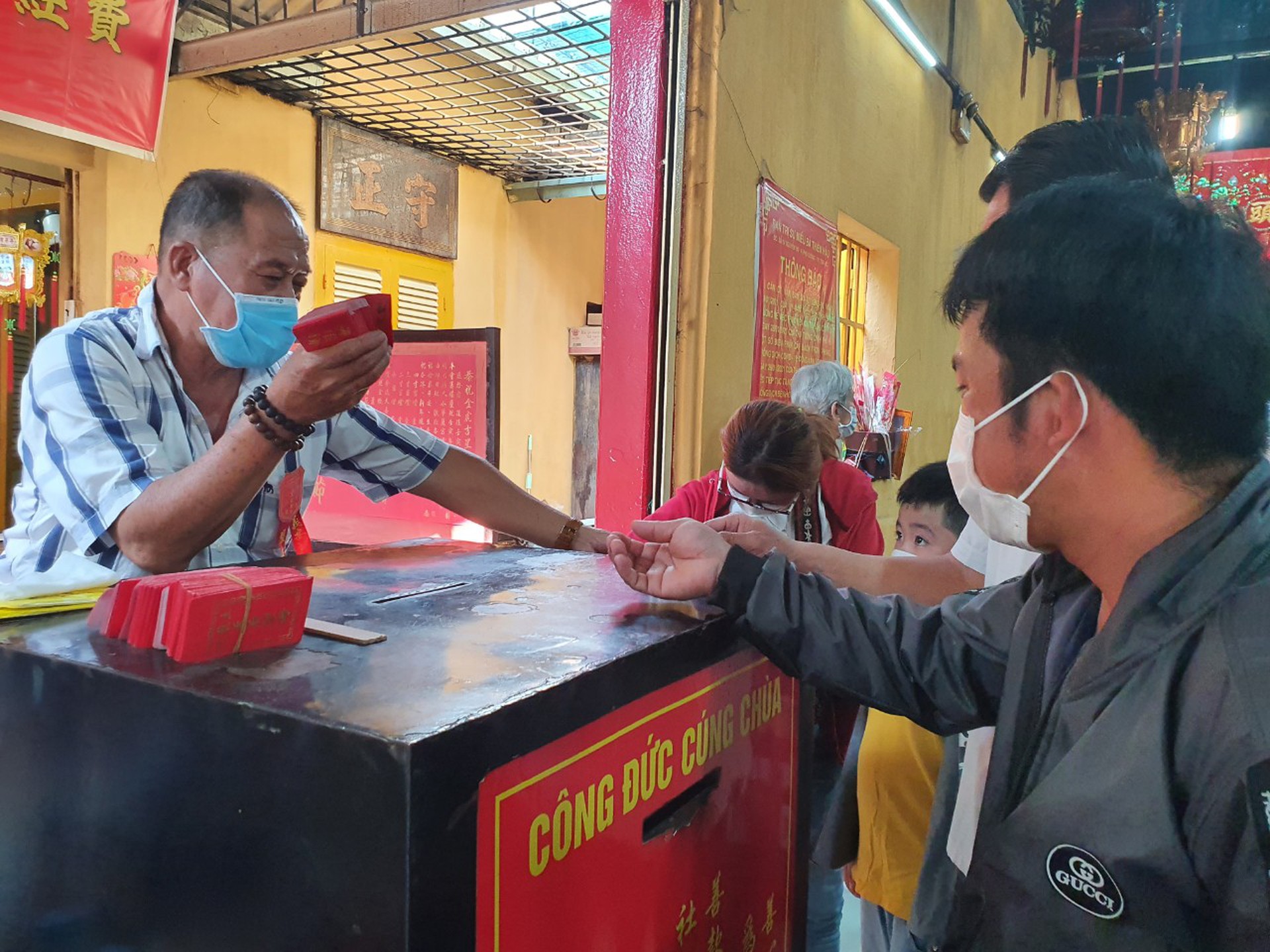 Nhiều người ngỡ ng&agrave;ng trước h&igrave;nh ảnh tại ch&ugrave;a B&agrave; B&igrave;nh Dương - Ảnh 5.