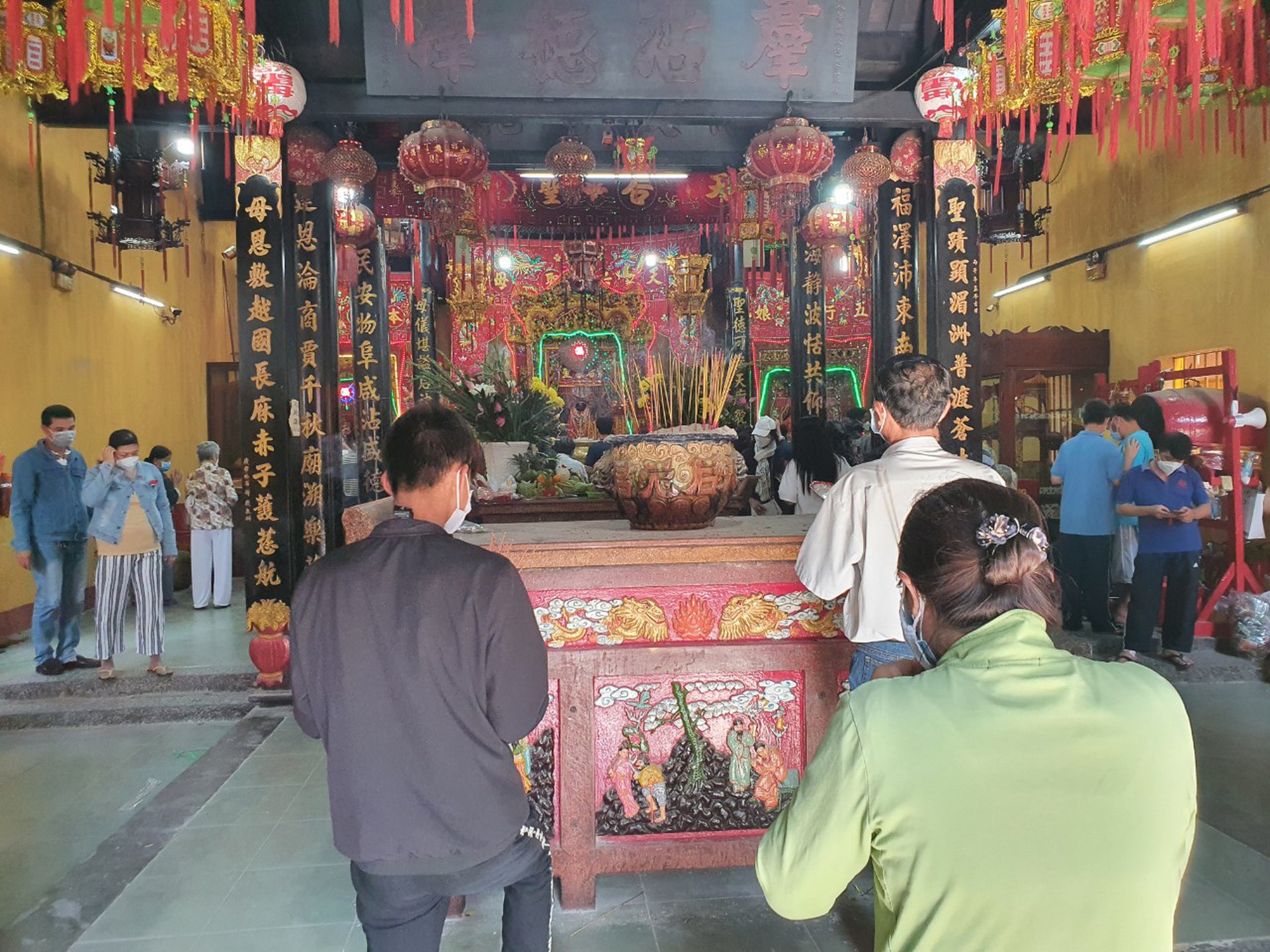 Nhiều người ngỡ ng&agrave;ng trước h&igrave;nh ảnh tại ch&ugrave;a B&agrave; B&igrave;nh Dương - Ảnh 6.