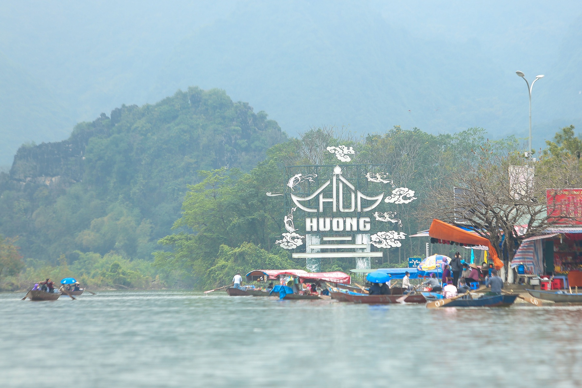 H&agrave;ng ng&agrave;n du kh&aacute;ch trẩy hội ch&ugrave;a Hương - Ảnh 5.