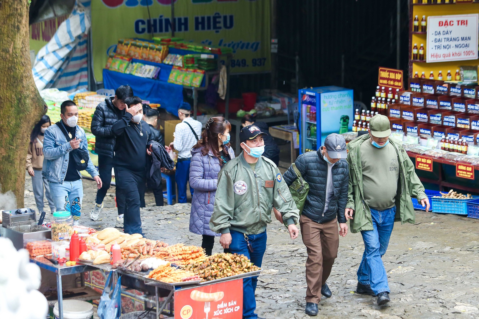 H&agrave;ng ng&agrave;n du kh&aacute;ch trẩy hội ch&ugrave;a Hương - Ảnh 13.