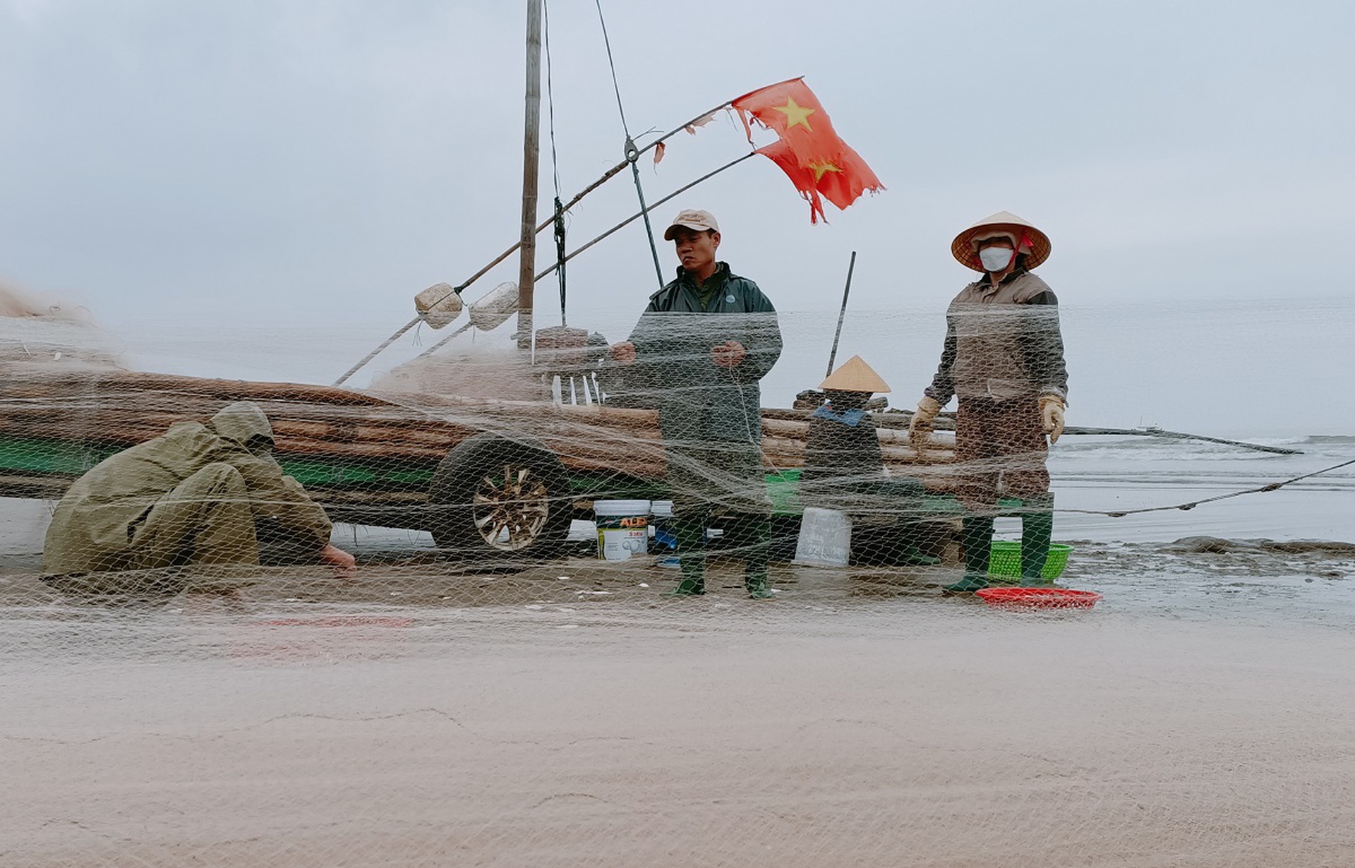 Ngư d&acirc;n đ&oacute;n lộc biển đầu năm, t&agrave;u cứ cập bờ l&agrave; ch&aacute;y h&agrave;ng - Ảnh 4.