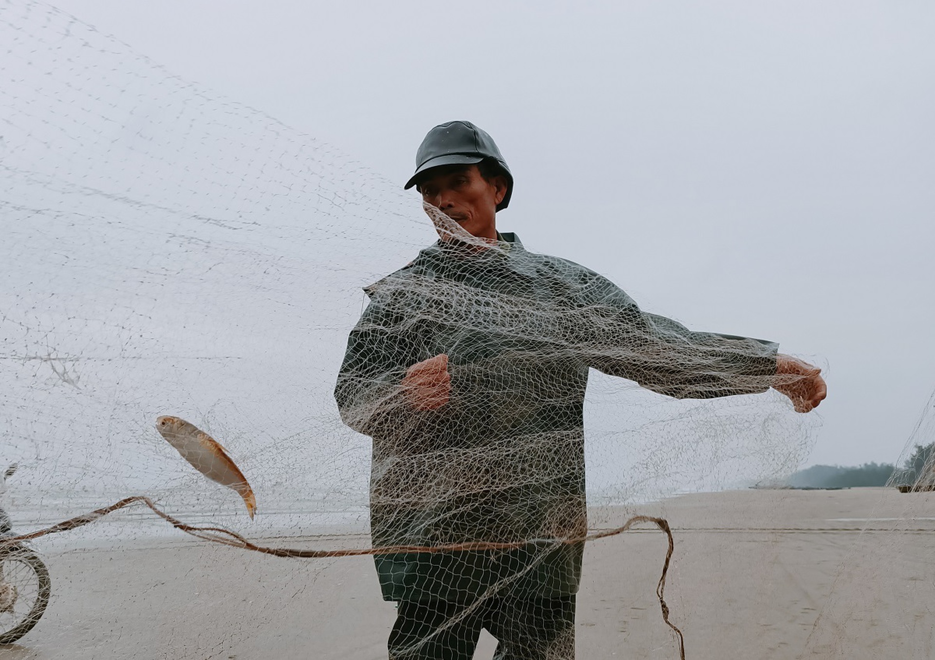 Ngư d&acirc;n đ&oacute;n lộc biển đầu năm, t&agrave;u cứ cập bờ l&agrave; ch&aacute;y h&agrave;ng - Ảnh 5.
