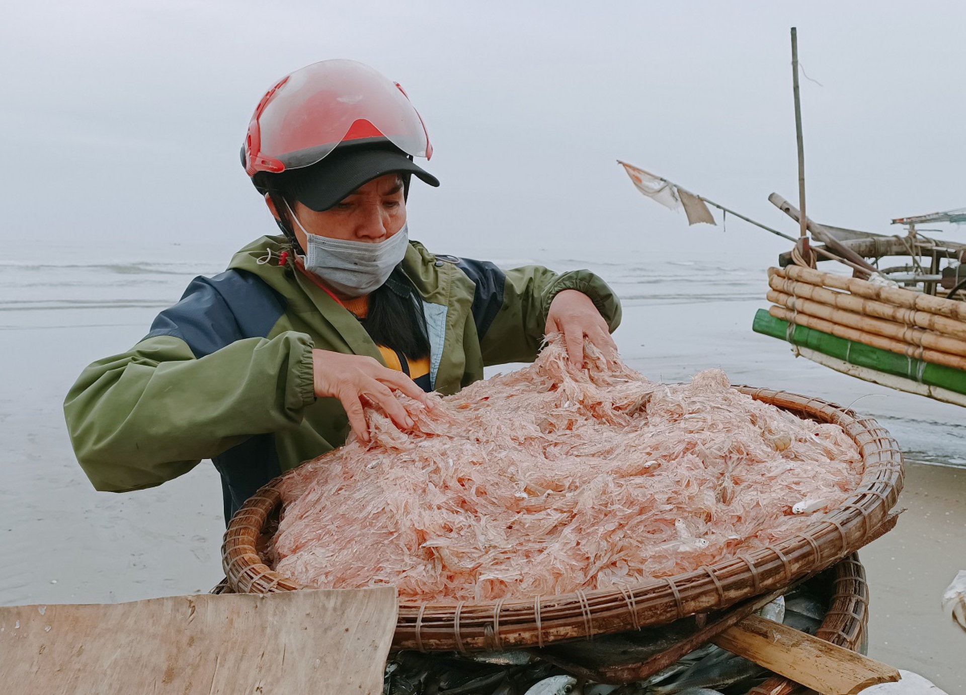 Ngư d&acirc;n đ&oacute;n lộc biển đầu năm, t&agrave;u cứ cập bờ l&agrave; ch&aacute;y h&agrave;ng - Ảnh 9.