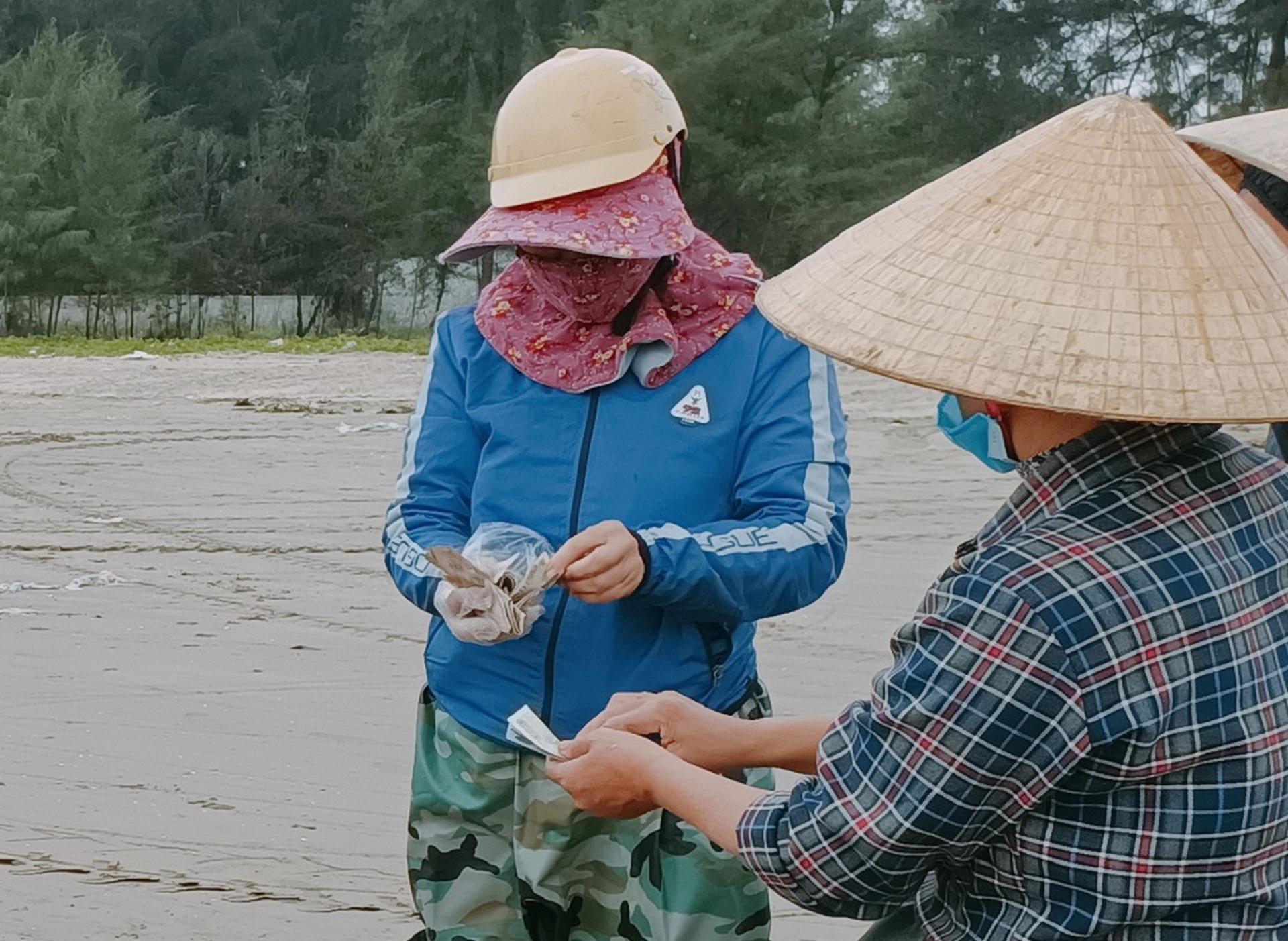 Ngư d&acirc;n đ&oacute;n lộc biển đầu năm, t&agrave;u cứ cập bờ l&agrave; ch&aacute;y h&agrave;ng - Ảnh 13.