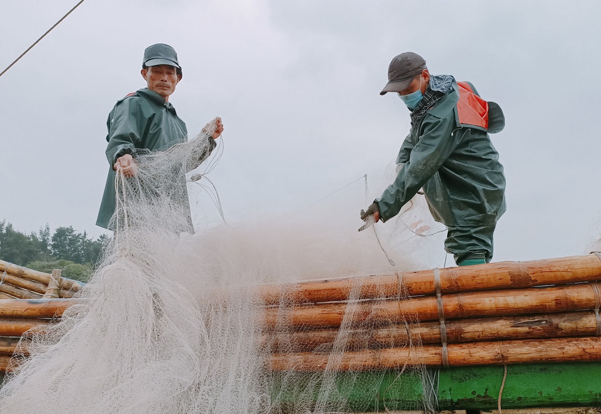 Ngư d&acirc;n đ&oacute;n lộc biển đầu năm, t&agrave;u cứ cập bờ l&agrave; ch&aacute;y h&agrave;ng - Ảnh 6.
