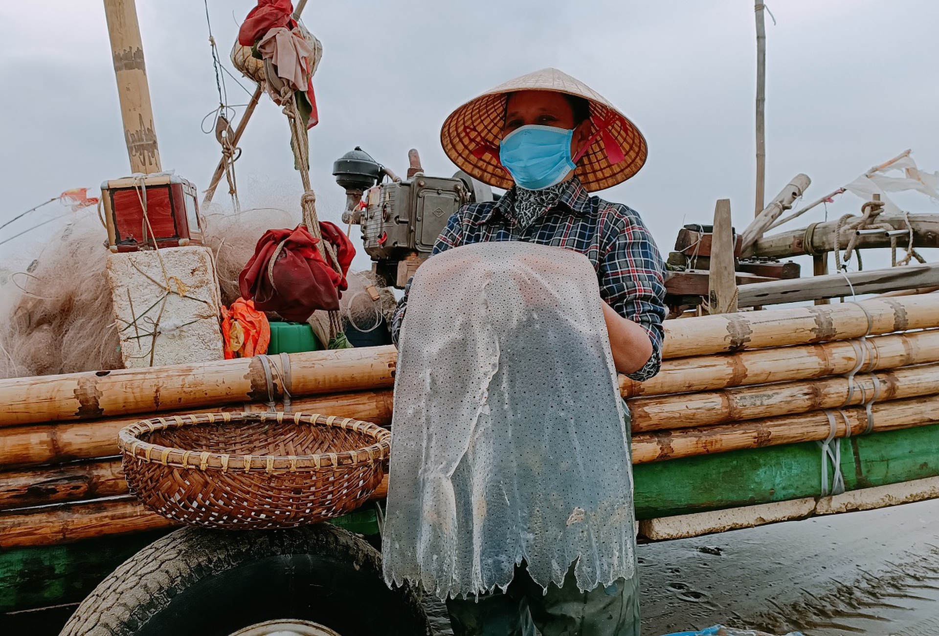 Ngư d&acirc;n đ&oacute;n lộc biển đầu năm, t&agrave;u cứ cập bờ l&agrave; ch&aacute;y h&agrave;ng - Ảnh 11.