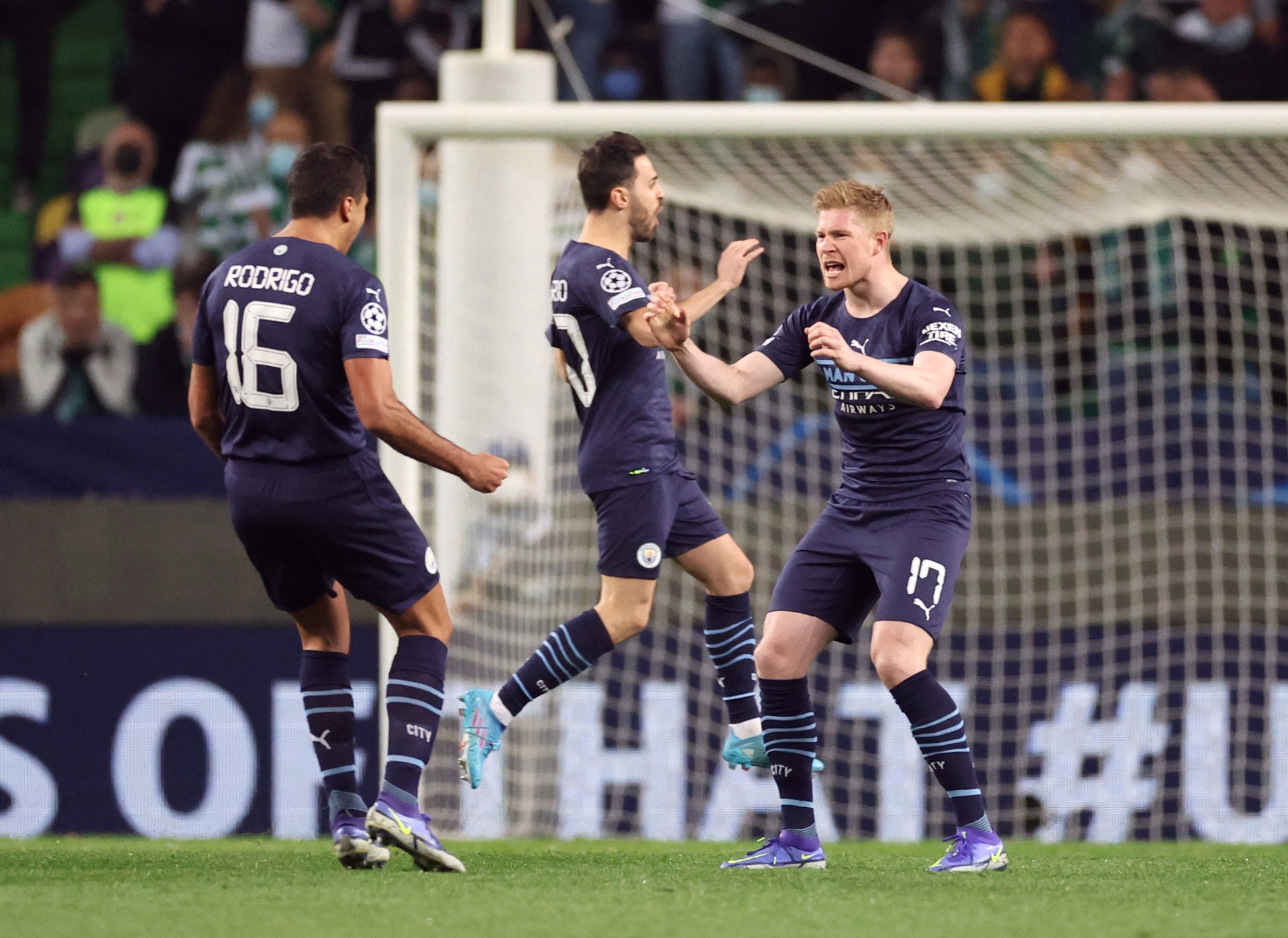 V&ugrave;i dập chủ nh&agrave; Sporting CP, Man City chắc suất tứ kết Champions League - Ảnh 2.