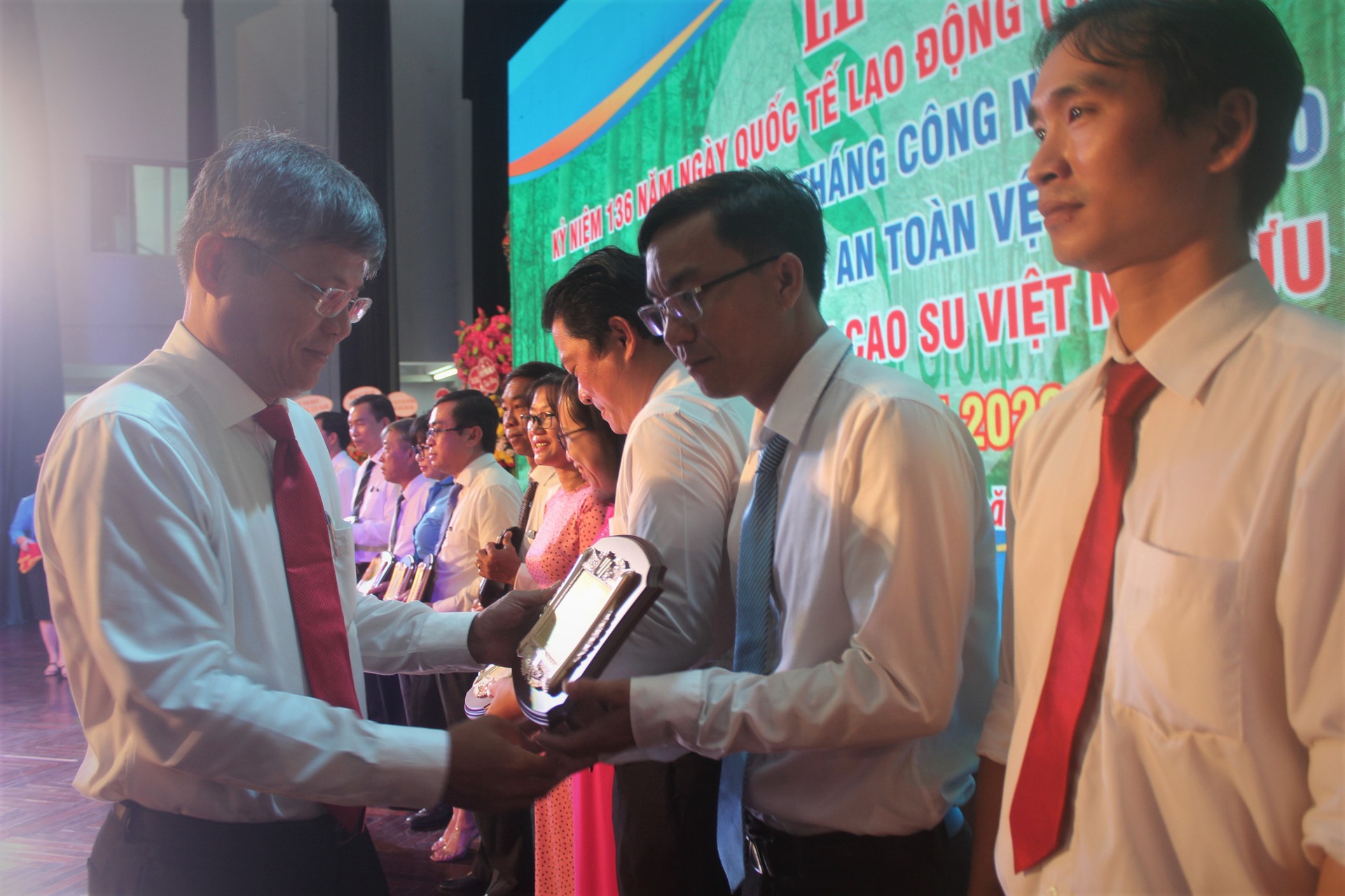 Th&aacute;ng c&ocirc;ng nh&acirc;n ng&agrave;nh cao su Việt Nam thiết thực, &yacute; nghĩa - Ảnh 5.