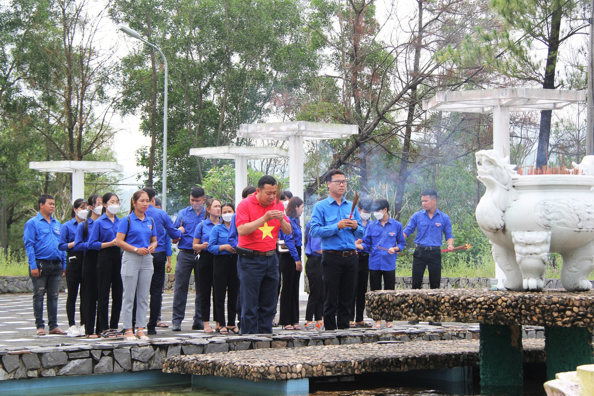 Rợp b&oacute;ng cờ tr&ecirc;n đường v&agrave;o Khu di t&iacute;ch Tượng đ&agrave;i Vĩnh Trinh - Ảnh 10.