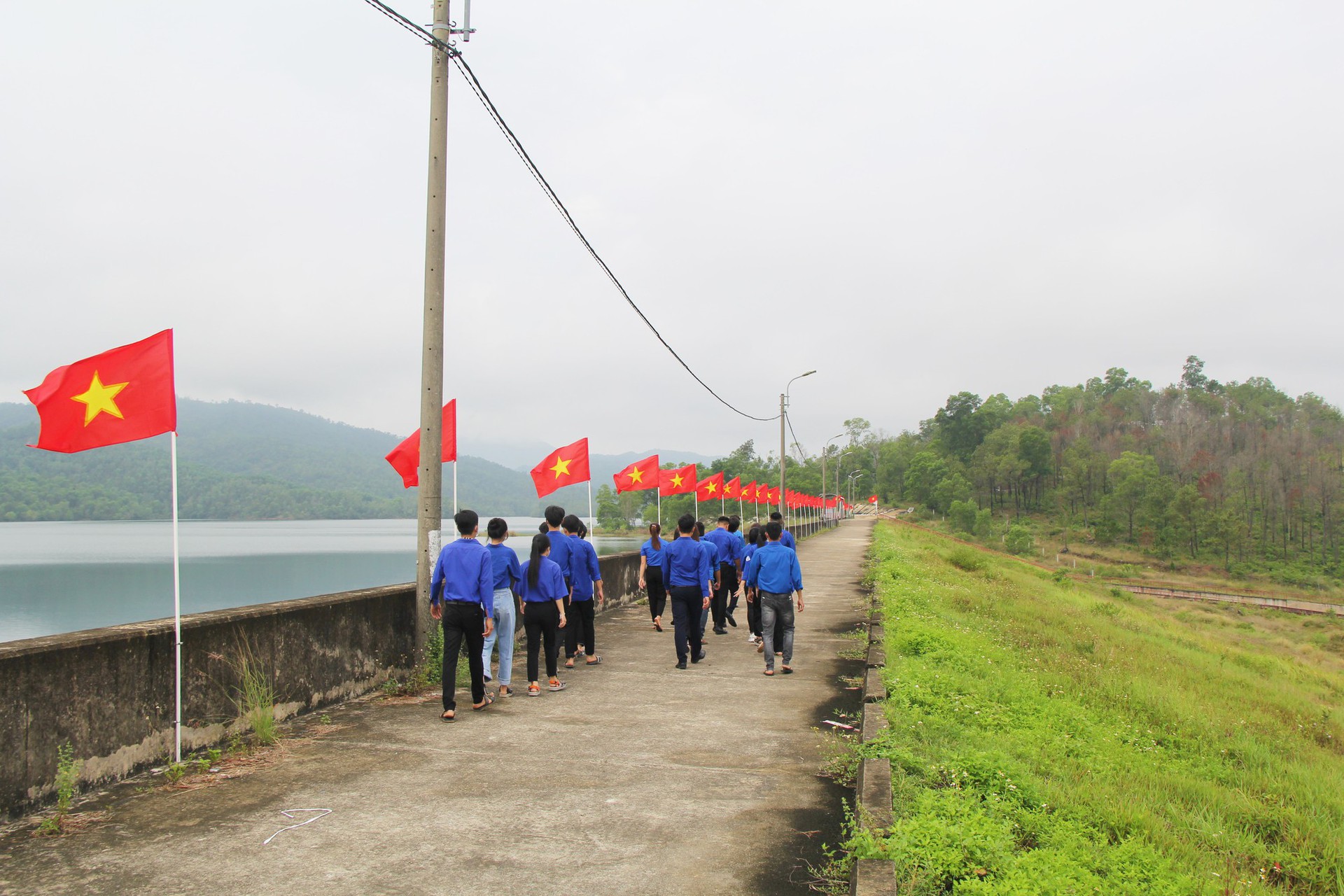 Rợp b&oacute;ng cờ tr&ecirc;n đường v&agrave;o Khu di t&iacute;ch Tượng đ&agrave;i Vĩnh Trinh - Ảnh 8.