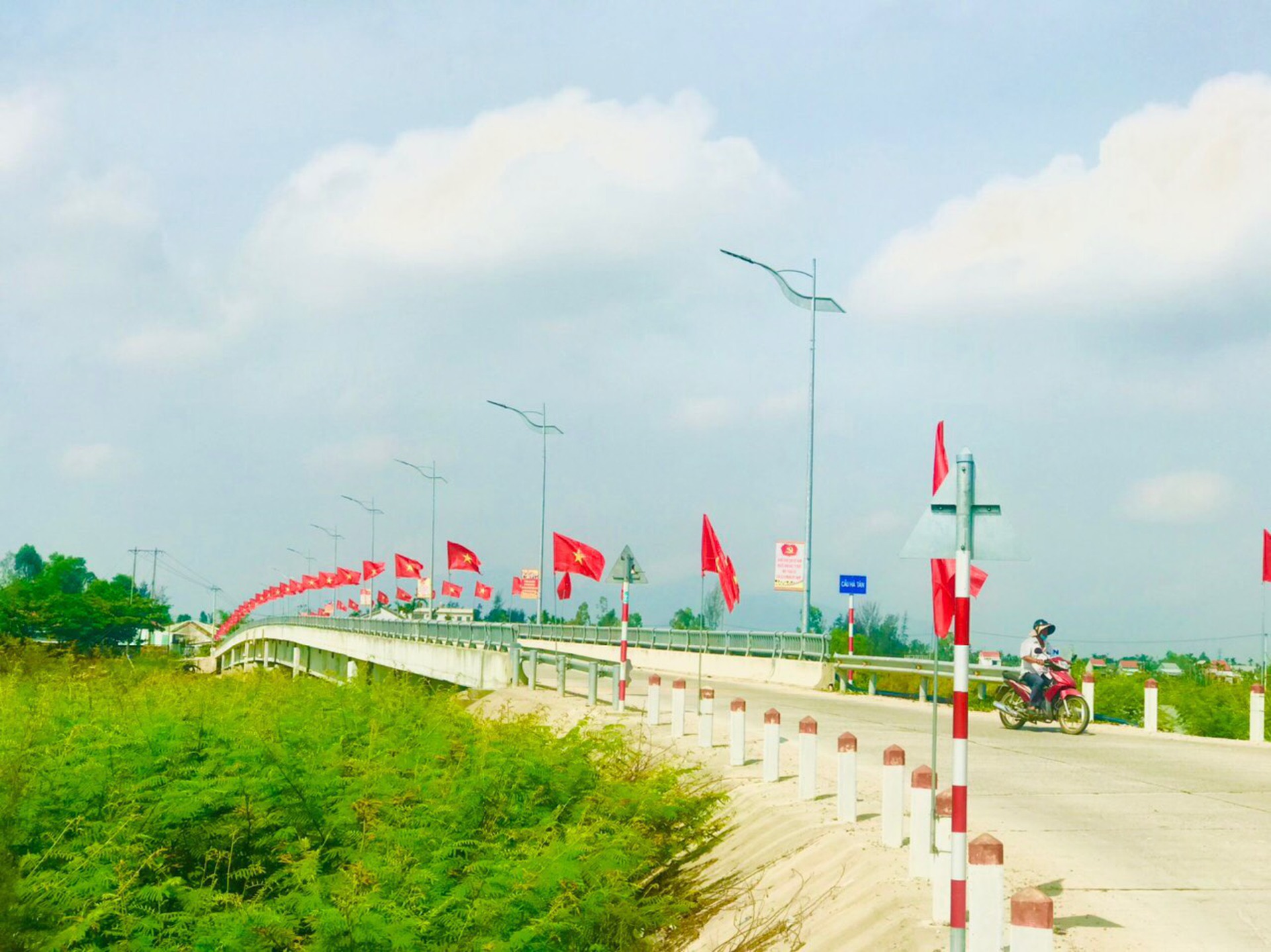 Rợp b&oacute;ng cờ tr&ecirc;n đường v&agrave;o Khu di t&iacute;ch Tượng đ&agrave;i Vĩnh Trinh - Ảnh 12.