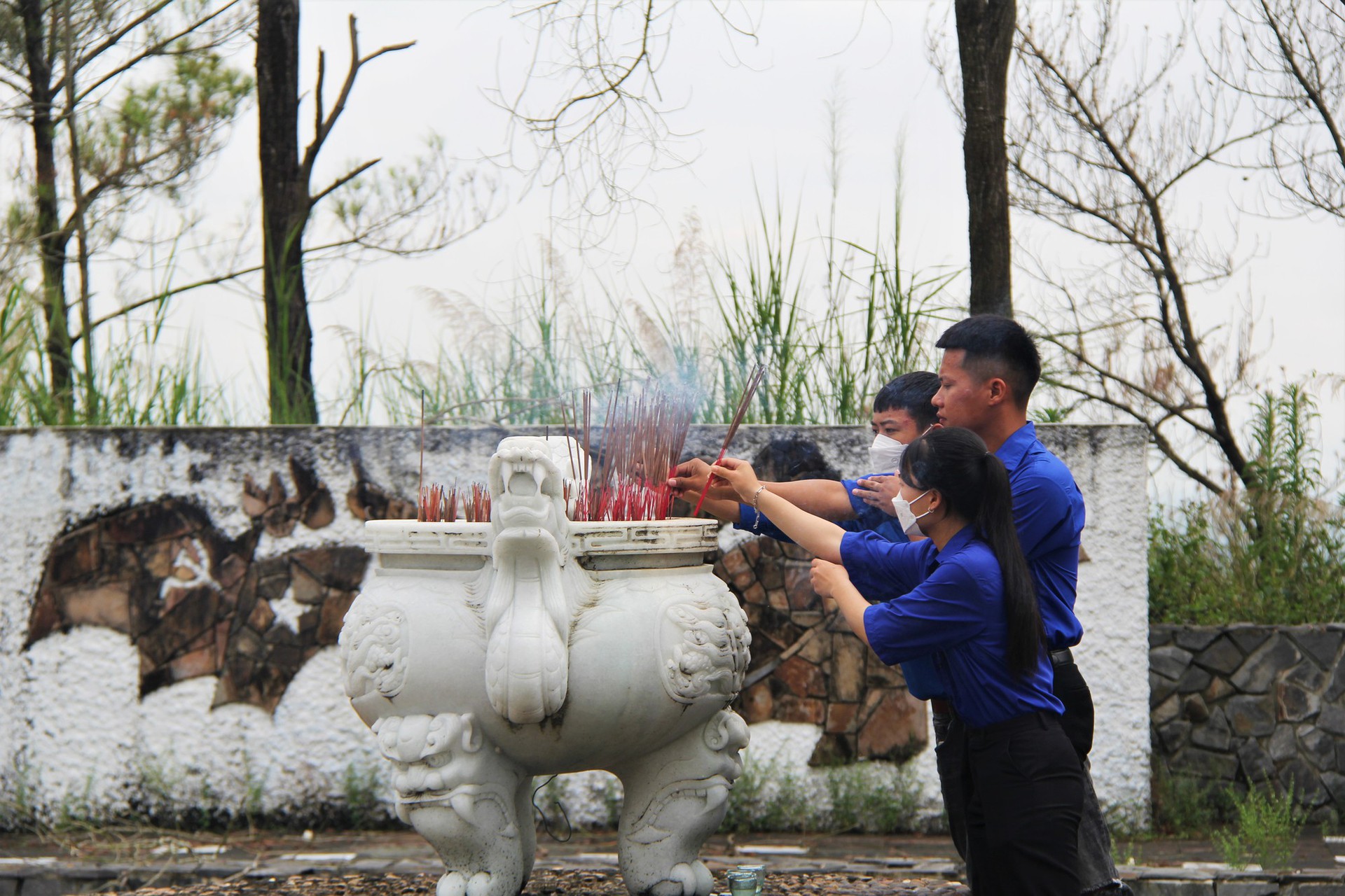 Rợp b&oacute;ng cờ tr&ecirc;n đường v&agrave;o Khu di t&iacute;ch Tượng đ&agrave;i Vĩnh Trinh - Ảnh 11.