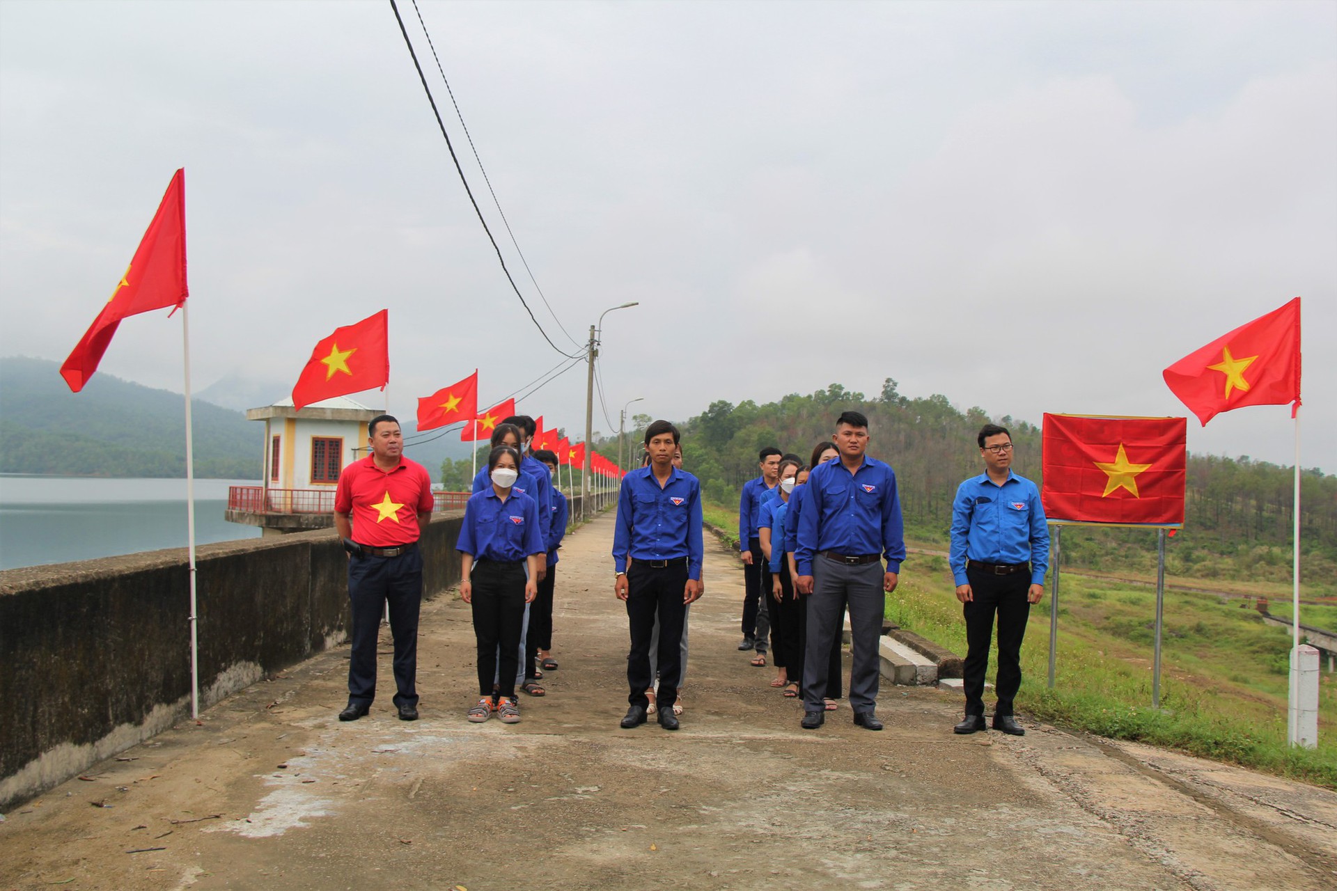 Rợp b&oacute;ng cờ tr&ecirc;n đường v&agrave;o Khu di t&iacute;ch Tượng đ&agrave;i Vĩnh Trinh - Ảnh 4.
