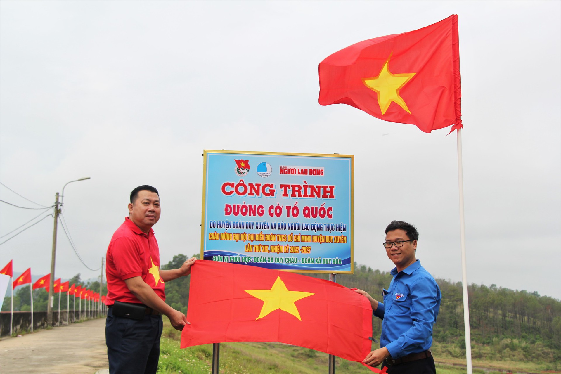 Rợp b&oacute;ng cờ tr&ecirc;n đường v&agrave;o Khu di t&iacute;ch Tượng đ&agrave;i Vĩnh Trinh - Ảnh 2.