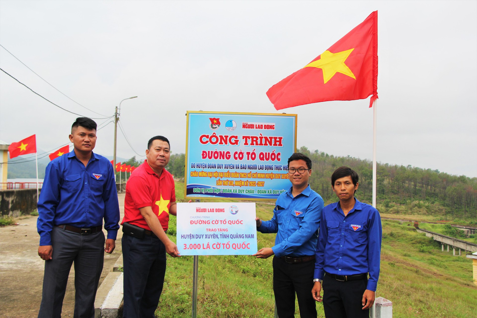 Rợp b&oacute;ng cờ tr&ecirc;n đường v&agrave;o Khu di t&iacute;ch Tượng đ&agrave;i Vĩnh Trinh - Ảnh 3.