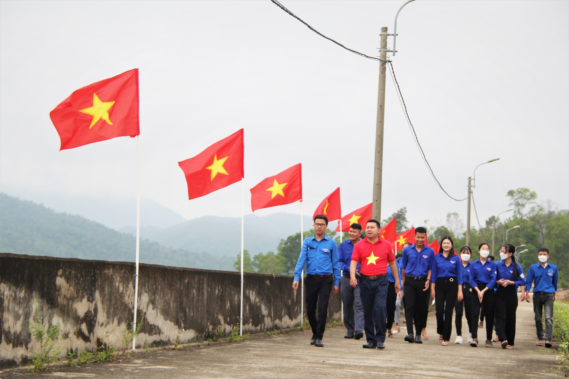 Rợp b&oacute;ng cờ tr&ecirc;n đường v&agrave;o Khu di t&iacute;ch Tượng đ&agrave;i Vĩnh Trinh - Ảnh 7.