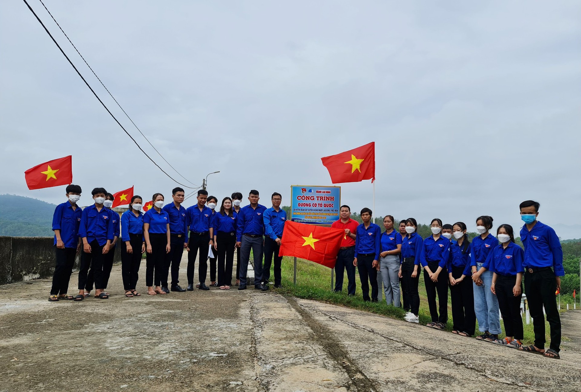 Rợp b&oacute;ng cờ tr&ecirc;n đường v&agrave;o Khu di t&iacute;ch Tượng đ&agrave;i Vĩnh Trinh - Ảnh 9.