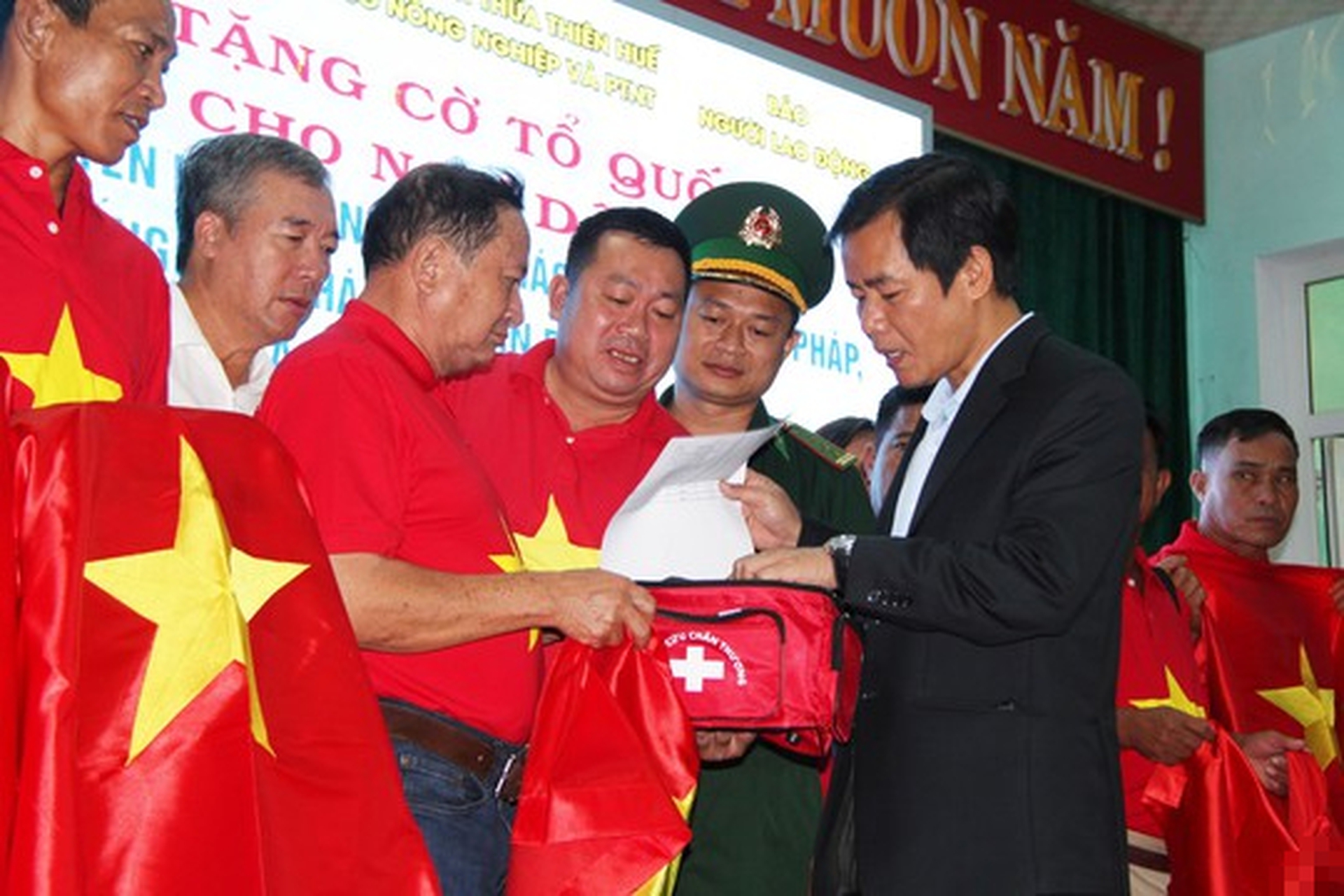 Ngư d&acirc;n Thừa Thi&ecirc;n &ndash; Huế nhận 10.000 l&aacute; cờ Tổ quốc - Ảnh 10.