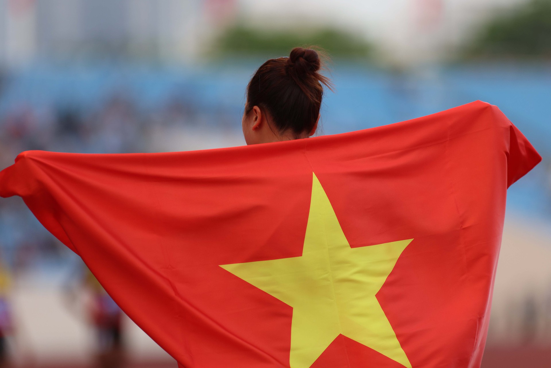 L&ograve; Thị Ho&agrave;ng &ocirc;m bố mẹ kh&oacute;c nức nở sau khi gi&agrave;nh HCV, ph&aacute; kỷ lục n&eacute;m lao - Ảnh 3.