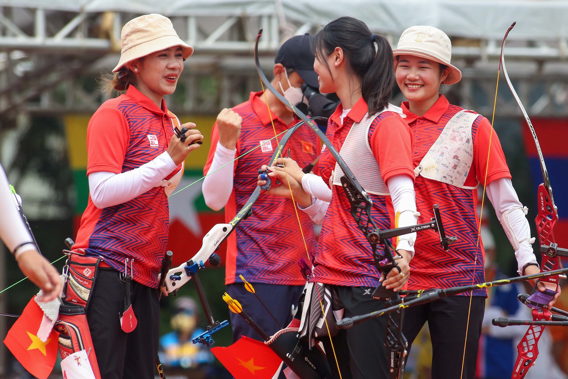 Người đẹp m&ocirc;n bắn cung &Aacute;nh Nguyệt c&ugrave;ng đồng đội mất huy chương v&agrave;ng trước tuyển Philippines - Ảnh 1.
