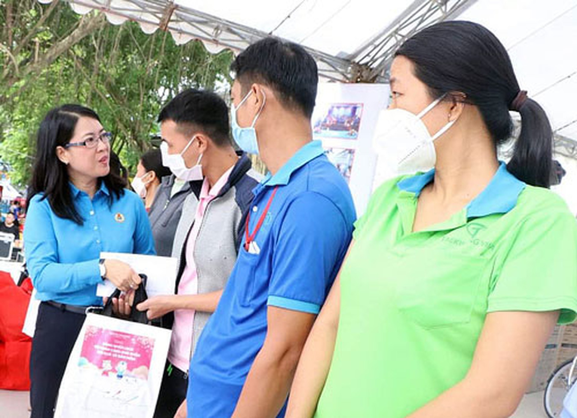 Người lao động vững t&acirc;m vượt kh&oacute; - Ảnh 1.