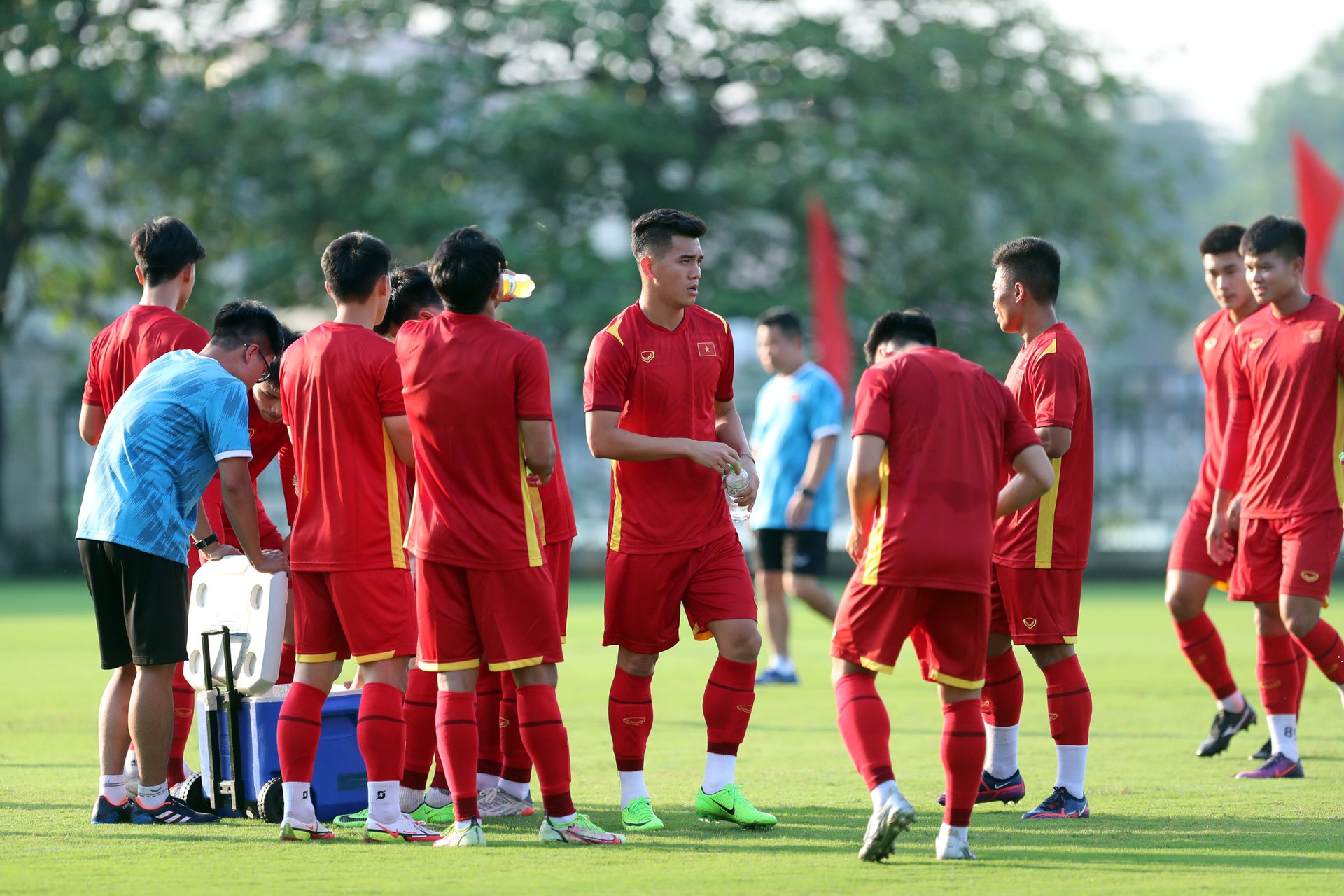 HLV Park Hang-seo theo s&aacute;t Tiến Linh  - Ảnh 4.