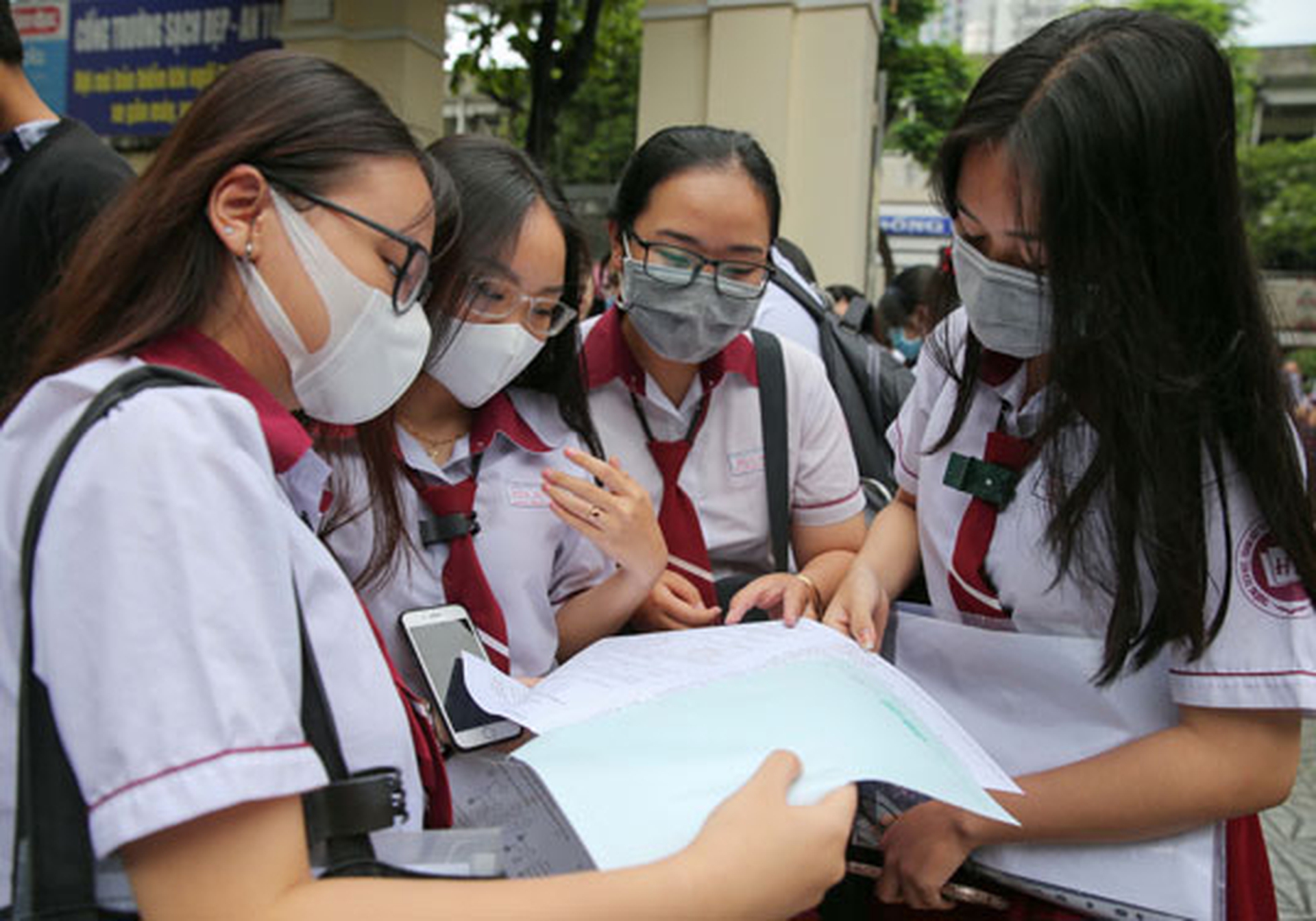 Thi tốt nghiệp THPT năm 2022: Đề xuất F0 đang c&aacute;ch ly tại nh&agrave; được dự thi - Ảnh 1.