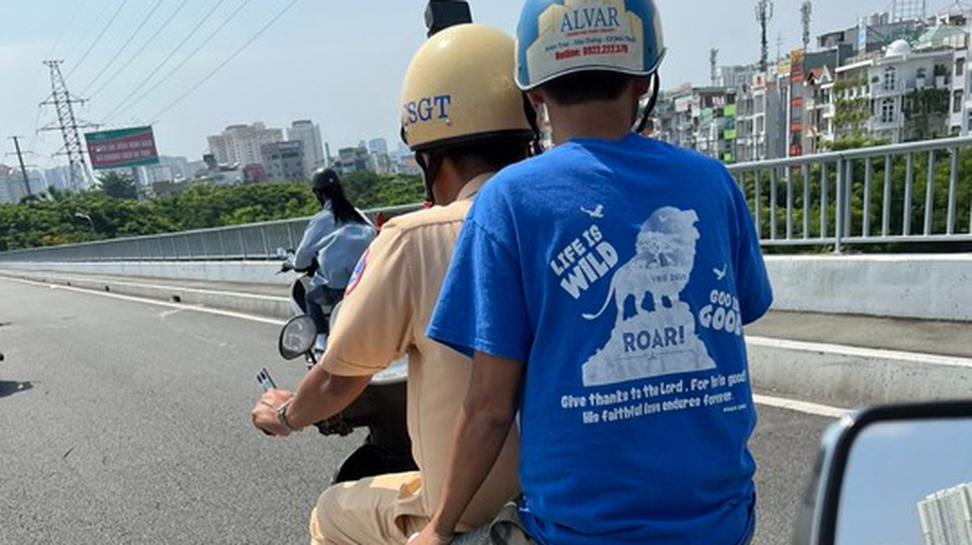 CSGT kịp ngăn người đ&agrave;n &ocirc;ng thất nghiệp định nhảy cầu S&agrave;i G&ograve;n - Ảnh 1.