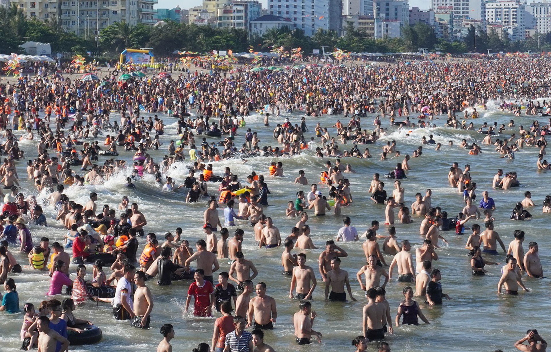 Nắng như thi&ecirc;u đốt, biển người đổ về Sầm Sơn giải nhiệt - Ảnh 3.
