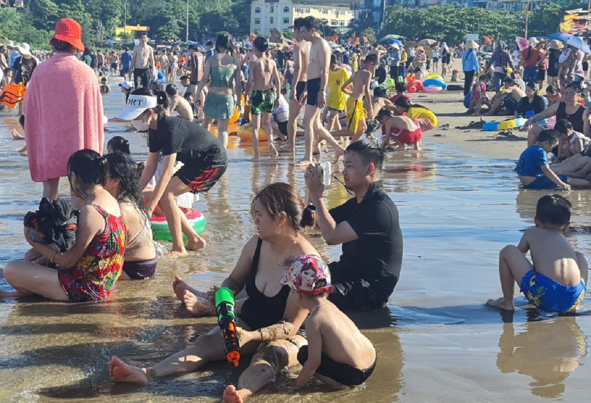 Nắng như thi&ecirc;u đốt, biển người đổ về Sầm Sơn giải nhiệt - Ảnh 13.
