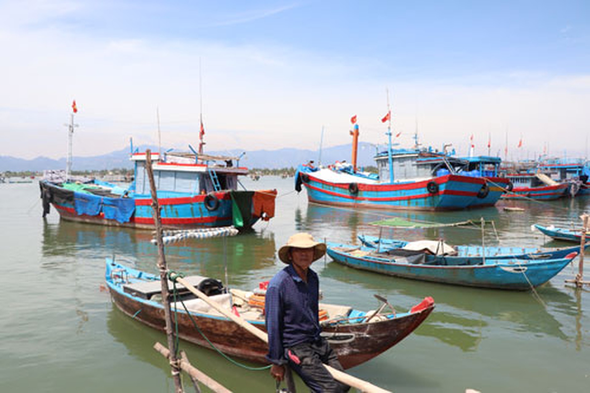 Chậm hỗ trợ ngư d&acirc;n do... thiếu c&aacute;n bộ - Ảnh 1.