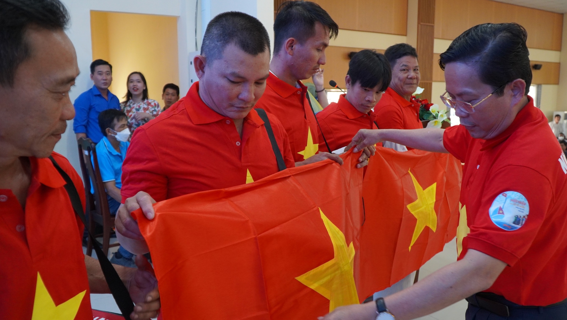 Trao 20.000 l&aacute; cờ v&agrave; 200 suất học bổng tại lễ k&yacute; kết với UBND tỉnh S&oacute;c Trăng - Ảnh 8.