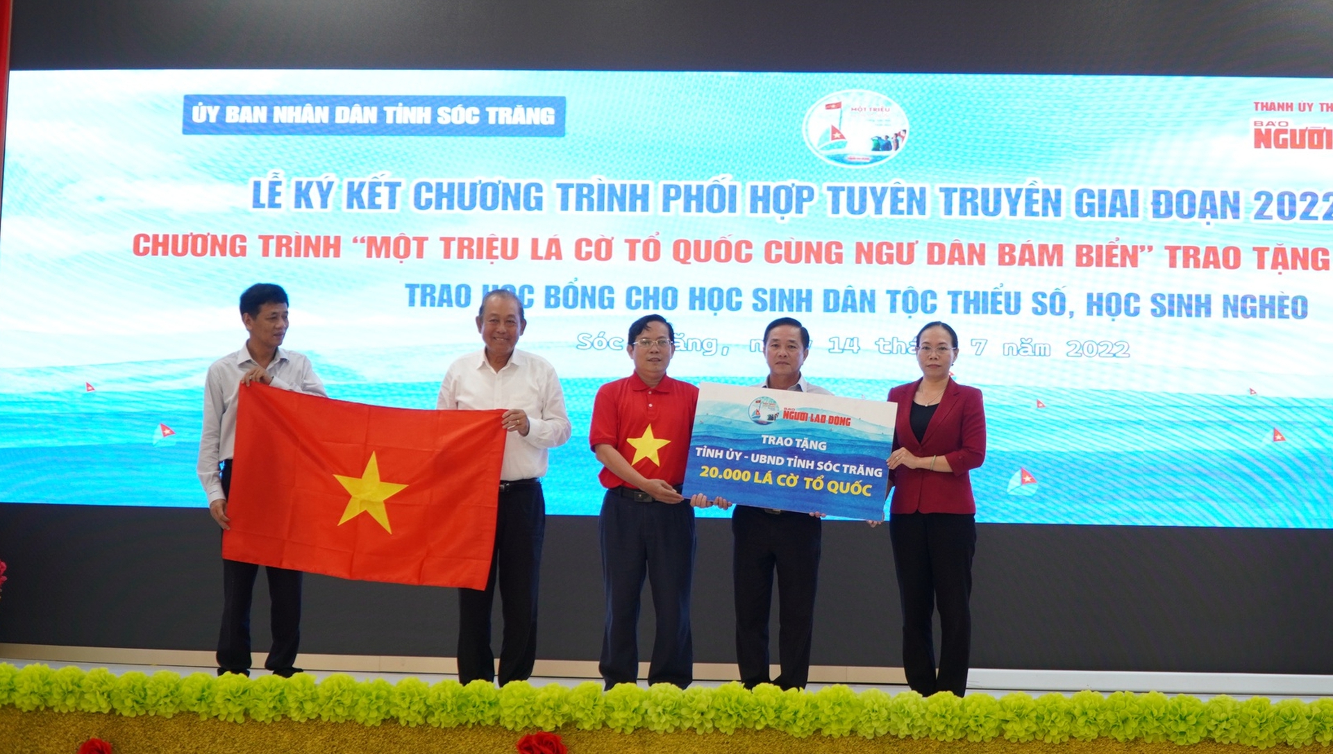 Trao 20.000 l&aacute; cờ v&agrave; 200 suất học bổng tại lễ k&yacute; kết với UBND tỉnh S&oacute;c Trăng - Ảnh 6.