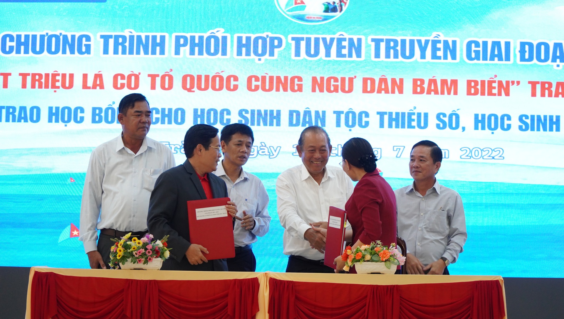 Trao 20.000 l&aacute; cờ v&agrave; 200 suất học bổng tại lễ k&yacute; kết với UBND tỉnh S&oacute;c Trăng - Ảnh 3.