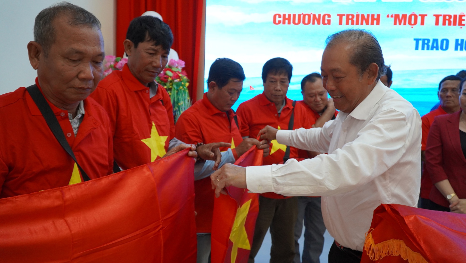 Trao 20.000 l&aacute; cờ v&agrave; 200 suất học bổng tại lễ k&yacute; kết với UBND tỉnh S&oacute;c Trăng - Ảnh 5.