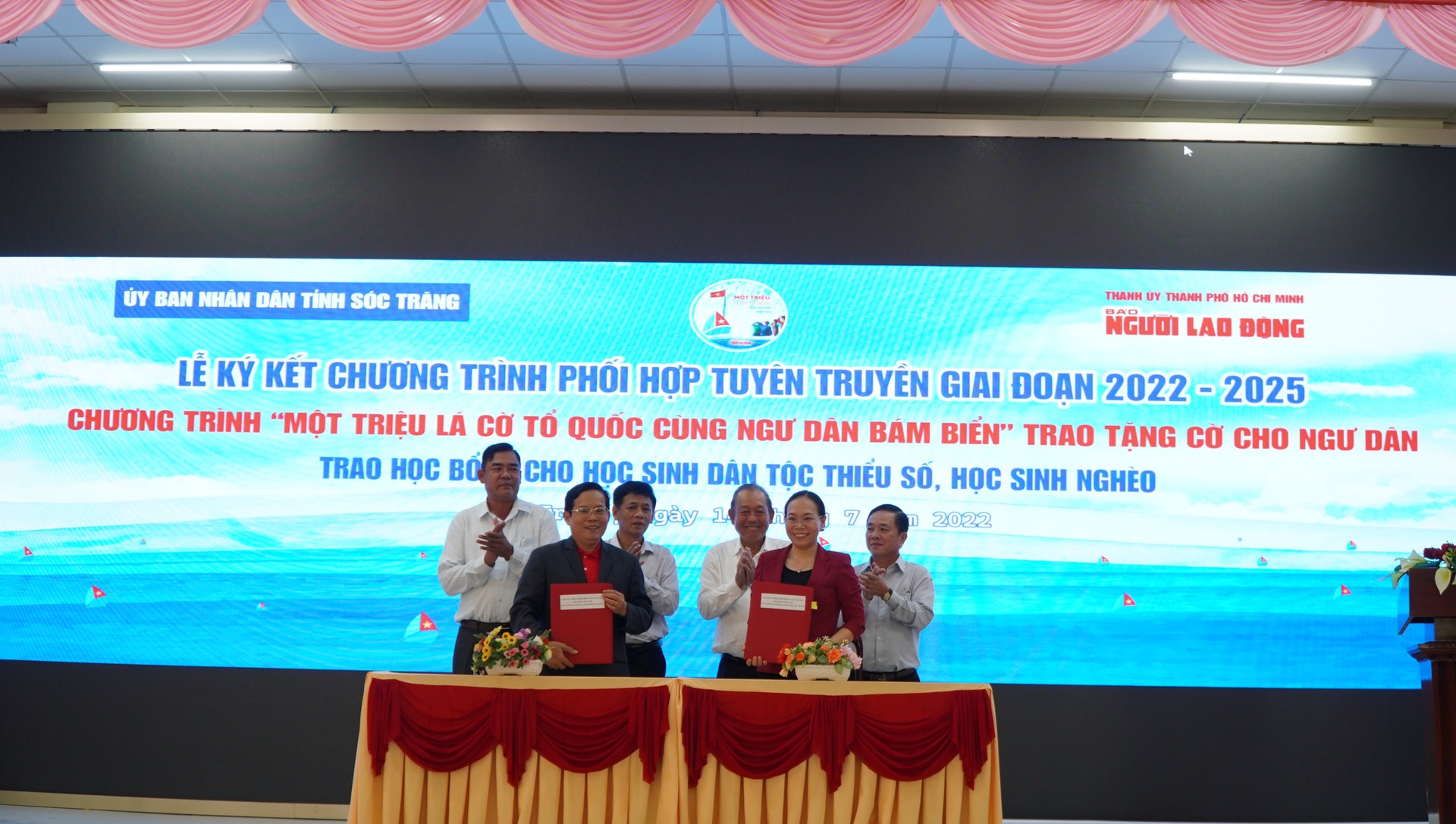 Trao 20.000 l&aacute; cờ v&agrave; 200 suất học bổng tại lễ k&yacute; kết với UBND tỉnh S&oacute;c Trăng - Ảnh 2.