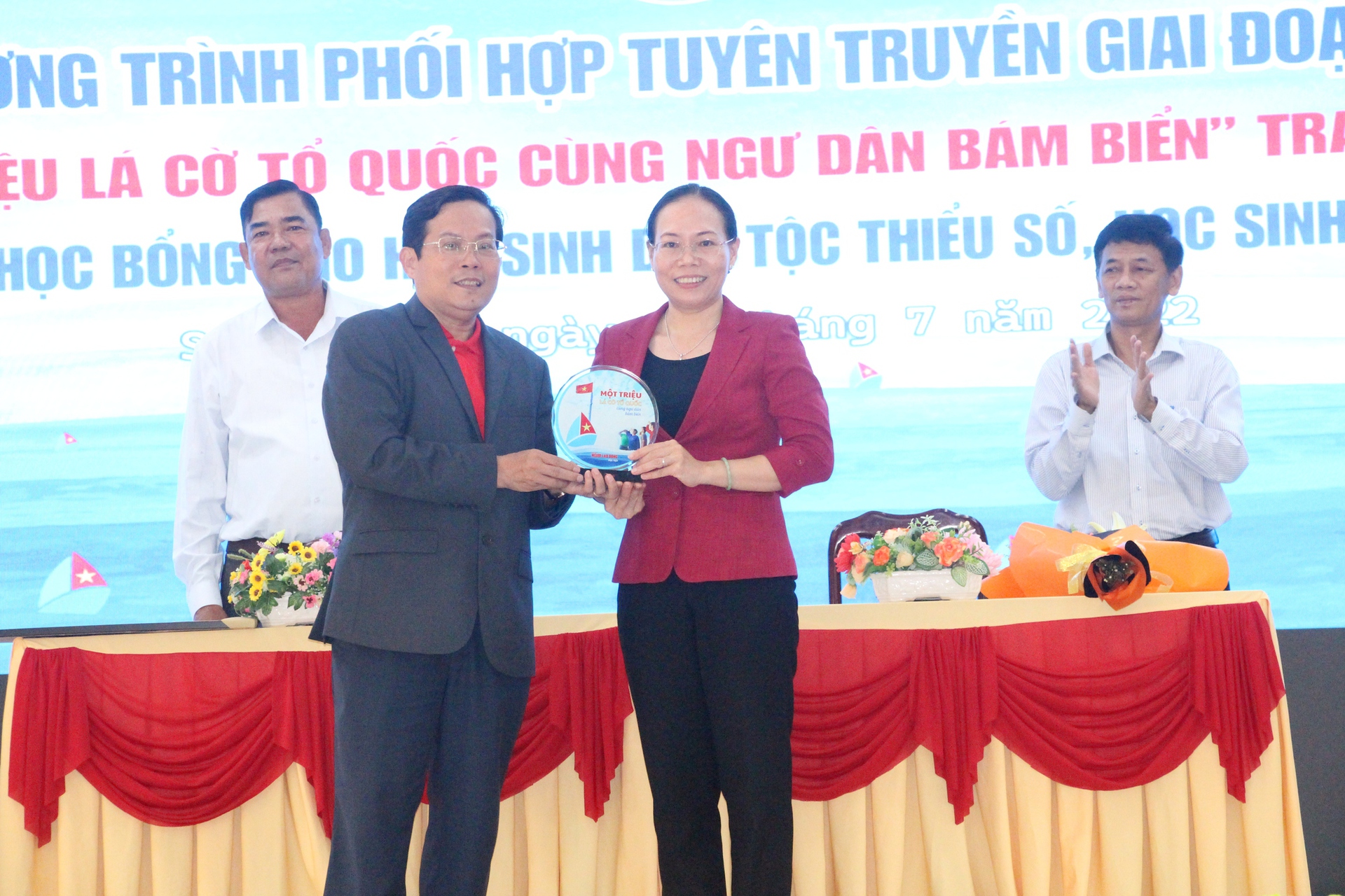 Trao 20.000 l&aacute; cờ v&agrave; 200 suất học bổng tại lễ k&yacute; kết với UBND tỉnh S&oacute;c Trăng - Ảnh 11.