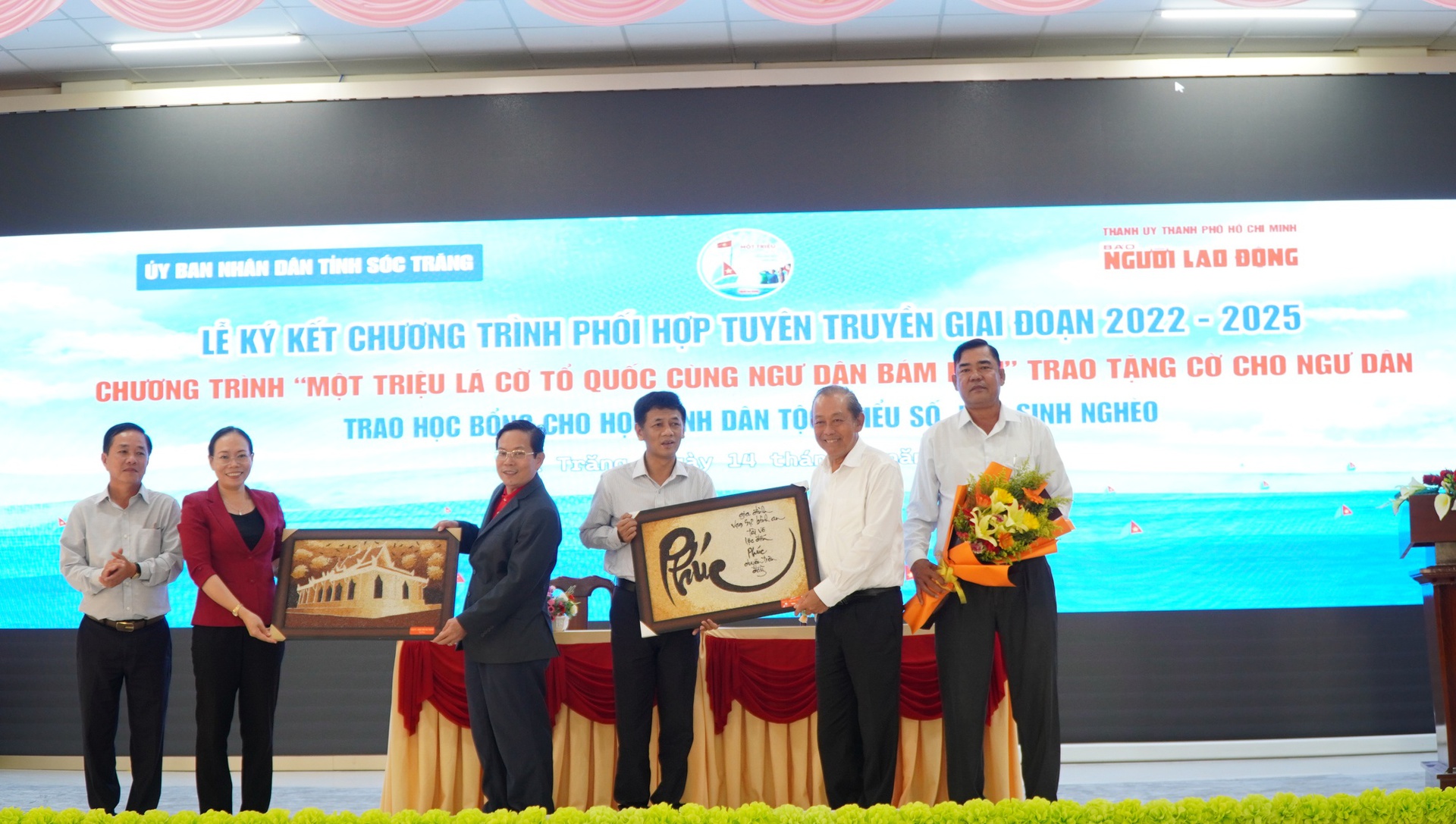 Trao 20.000 l&aacute; cờ v&agrave; 200 suất học bổng tại lễ k&yacute; kết với UBND tỉnh S&oacute;c Trăng - Ảnh 10.