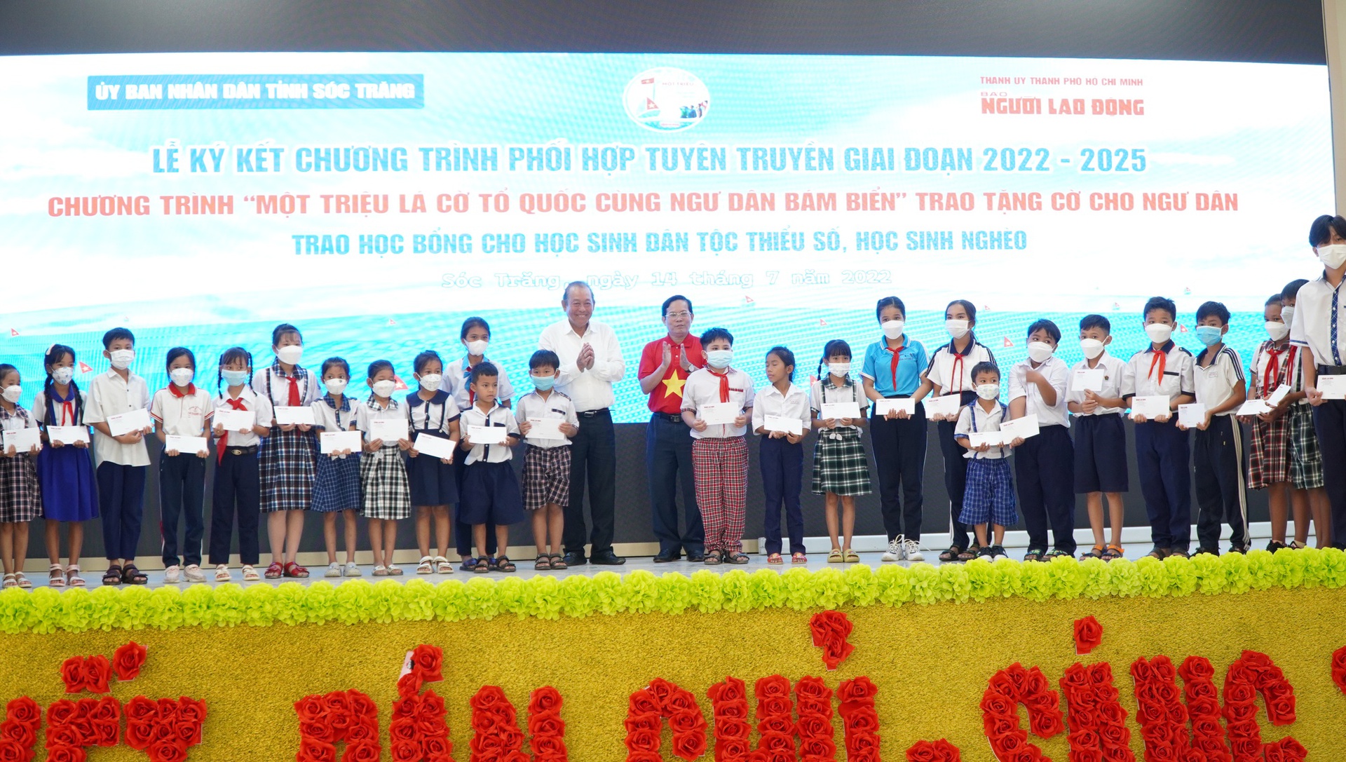 Trao 20.000 l&aacute; cờ v&agrave; 200 suất học bổng tại lễ k&yacute; kết với UBND tỉnh S&oacute;c Trăng - Ảnh 1.