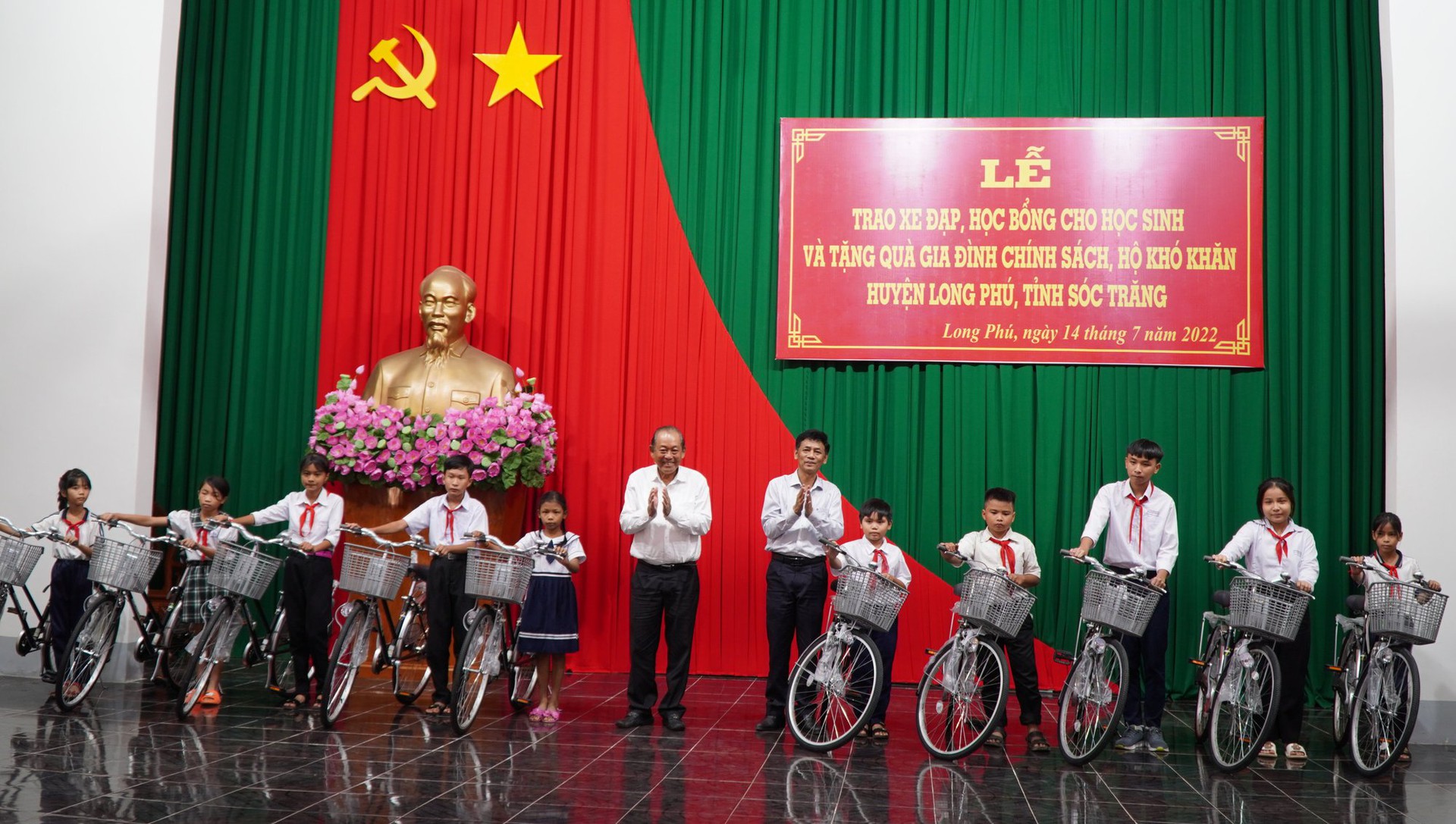 Trao 20.000 l&aacute; cờ v&agrave; 200 suất học bổng tại lễ k&yacute; kết với UBND tỉnh S&oacute;c Trăng - Ảnh 13.