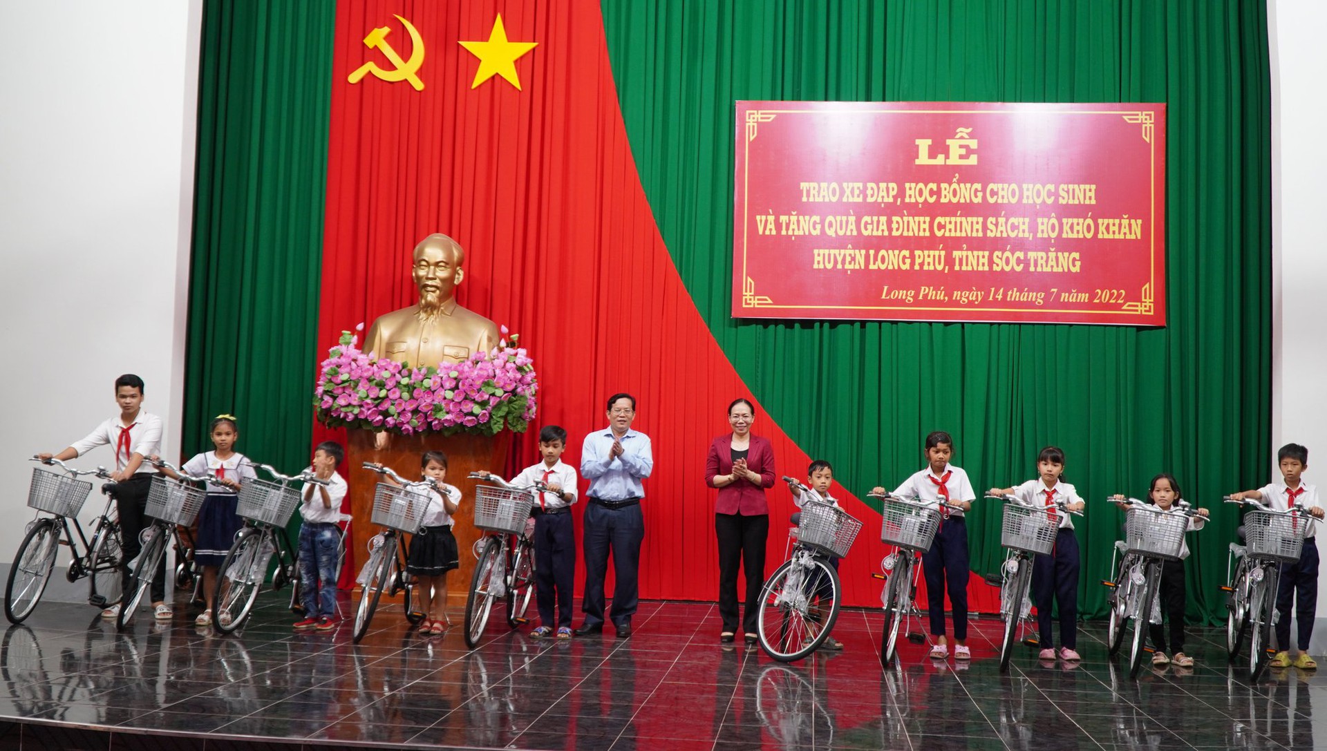 Trao 20.000 l&aacute; cờ v&agrave; 200 suất học bổng tại lễ k&yacute; kết với UBND tỉnh S&oacute;c Trăng - Ảnh 14.