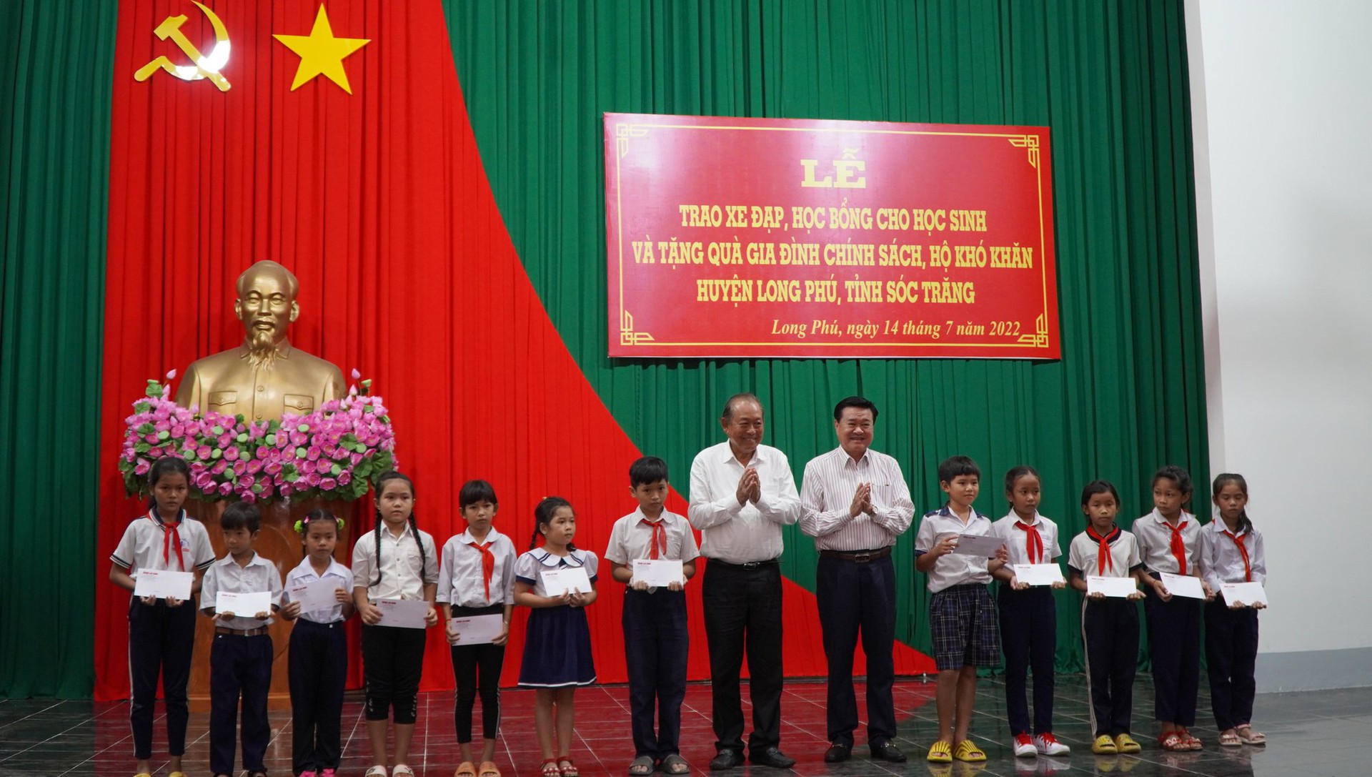 Trao 20.000 l&aacute; cờ v&agrave; 200 suất học bổng tại lễ k&yacute; kết với UBND tỉnh S&oacute;c Trăng - Ảnh 16.