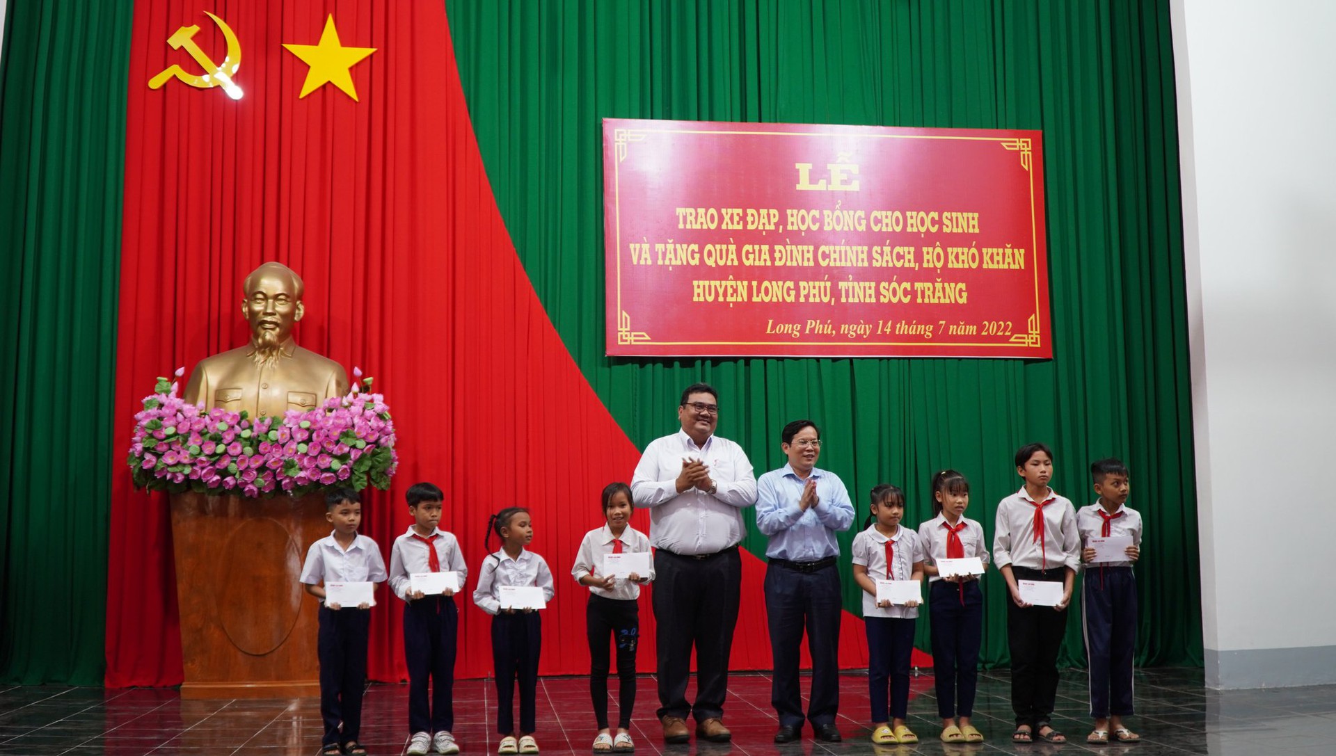 Trao 20.000 l&aacute; cờ v&agrave; 200 suất học bổng tại lễ k&yacute; kết với UBND tỉnh S&oacute;c Trăng - Ảnh 18.