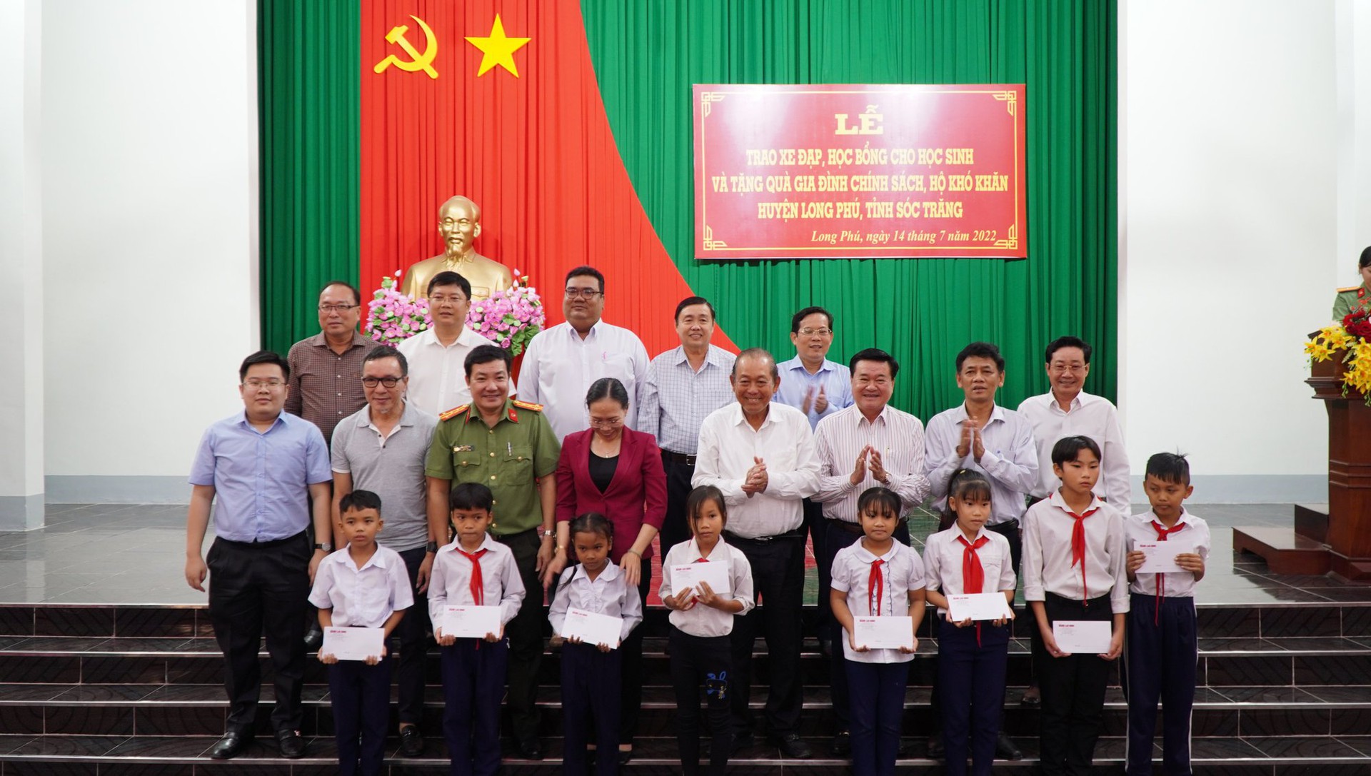 Trao 20.000 l&aacute; cờ v&agrave; 200 suất học bổng tại lễ k&yacute; kết với UBND tỉnh S&oacute;c Trăng - Ảnh 19.