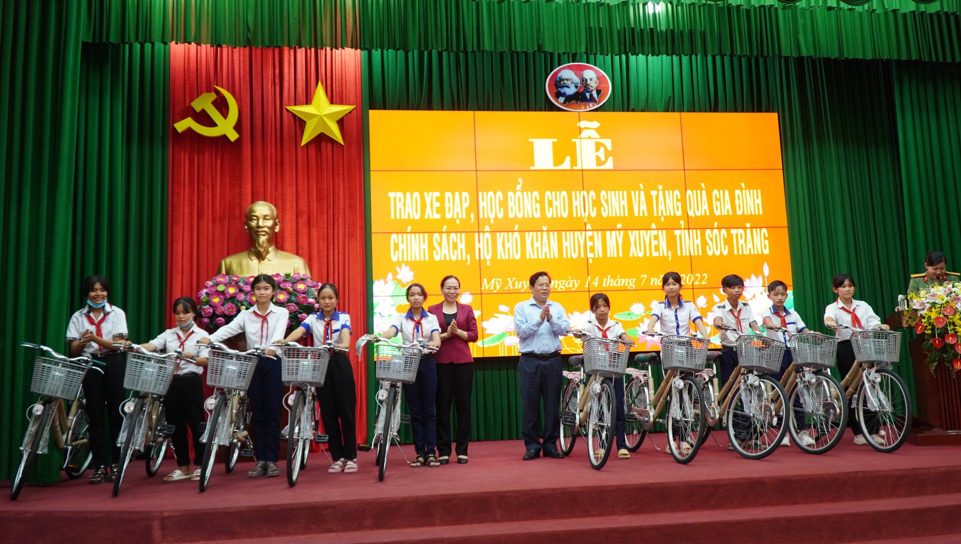 Trao 20.000 l&aacute; cờ v&agrave; 200 suất học bổng tại lễ k&yacute; kết với UBND tỉnh S&oacute;c Trăng - Ảnh 20.