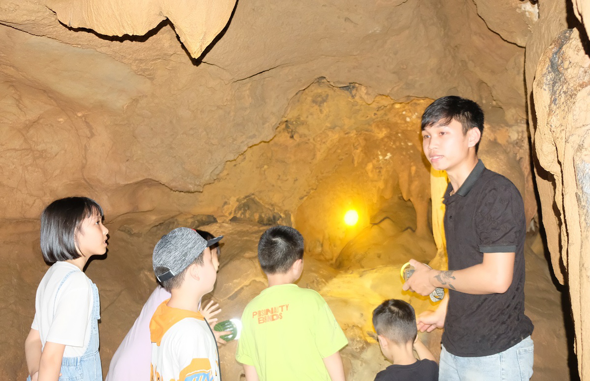 Kh&aacute;m ph&aacute; hang động đẹp như ti&ecirc;n cảnh ở xứ Thanh - Ảnh 12.