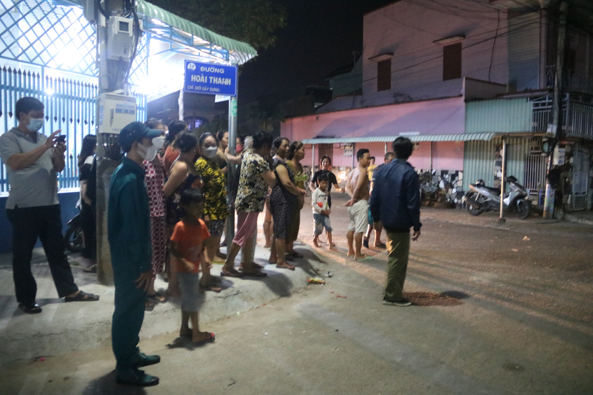 X&oacute;m biển đẫm nước mắt đ&oacute;n 4 ngư d&acirc;n sống s&oacute;t trong vụ đắm t&agrave;u - Ảnh 1.